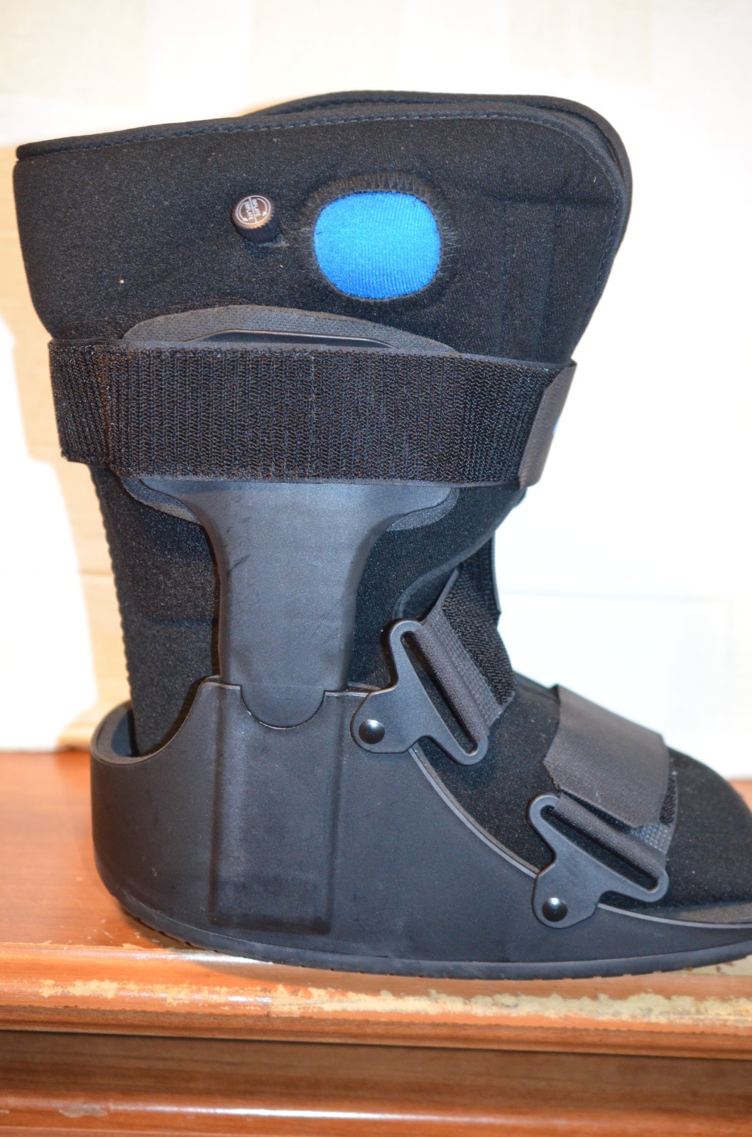 NEW United Ortho Short Air Cam Walker Fracture Boot, Medium, Black (Black)