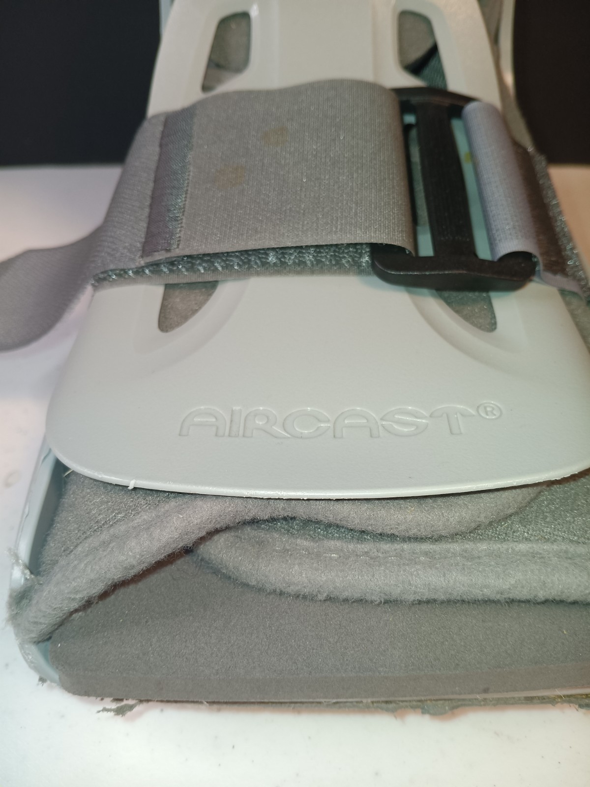 Aircast Softstrike Walking Boot Size Medium with Side Pump Inflation