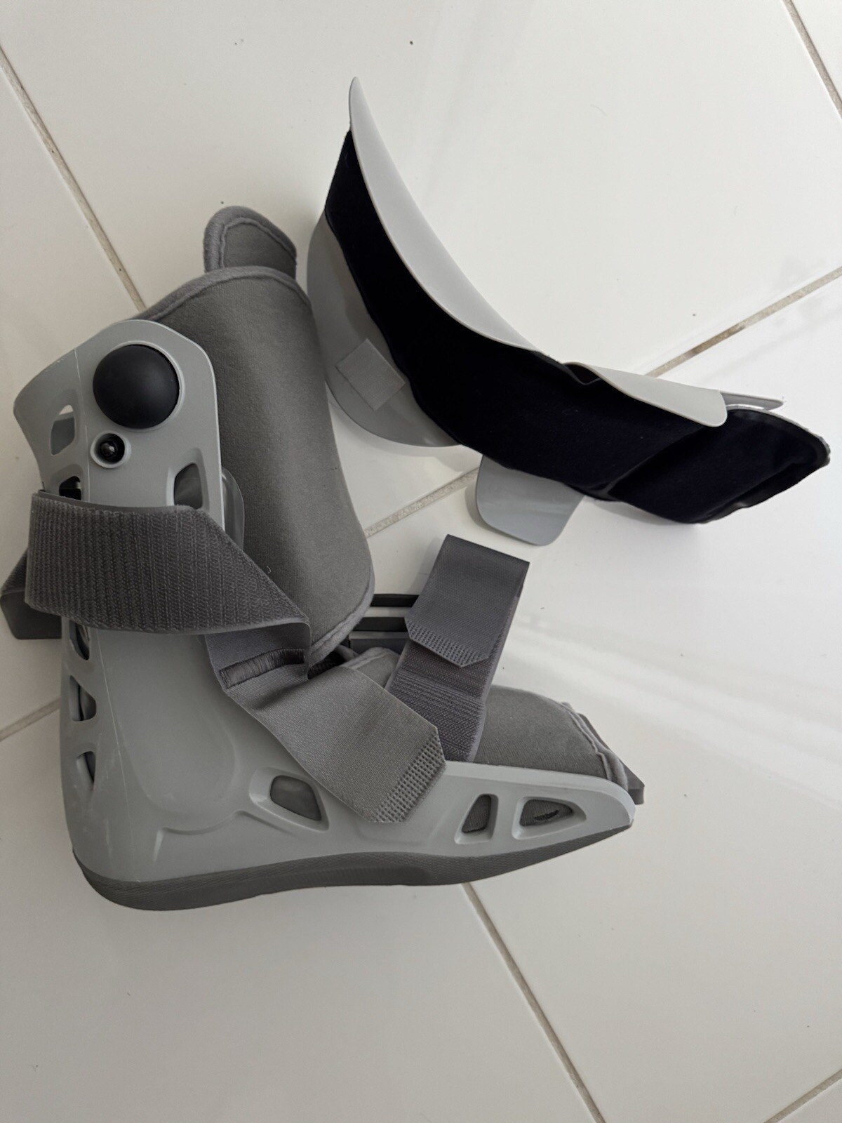 Aircast Softstrike Walking w/ Pump Boot DJO LLC – Size Medium – Air Cast Boot