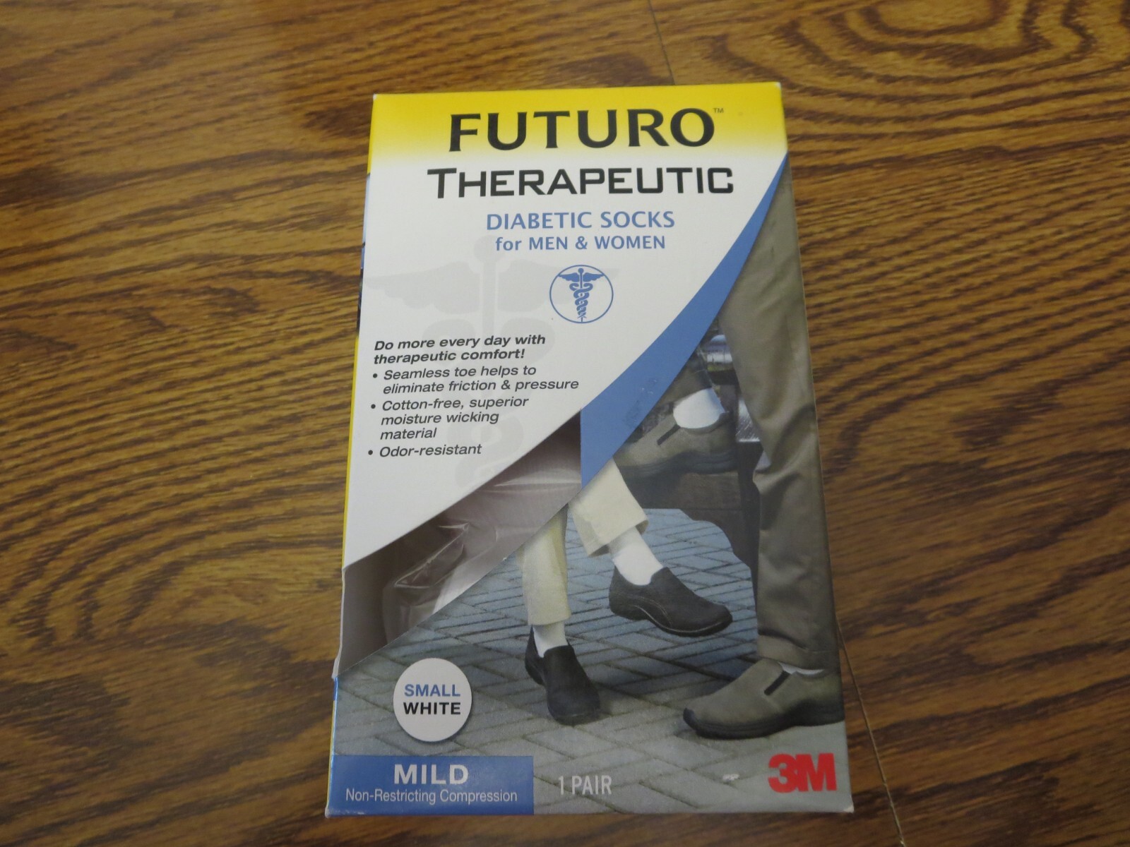 1 PR Futuro Therapeutic Diabetic Crew Socks Small White Mild Compression 48535
