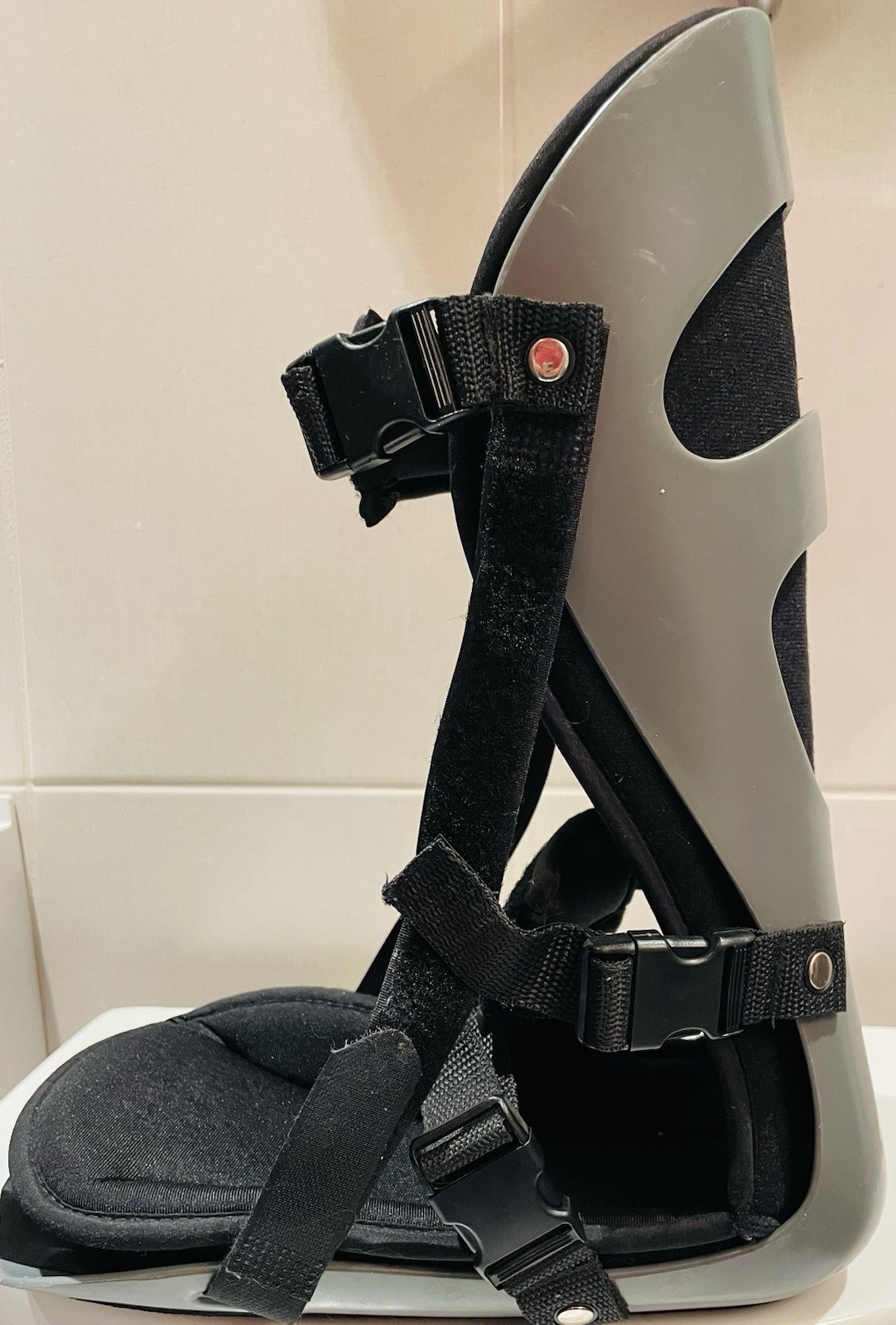 Night Splint For Plantares Fasciitis,boot hard shell Size M (New)