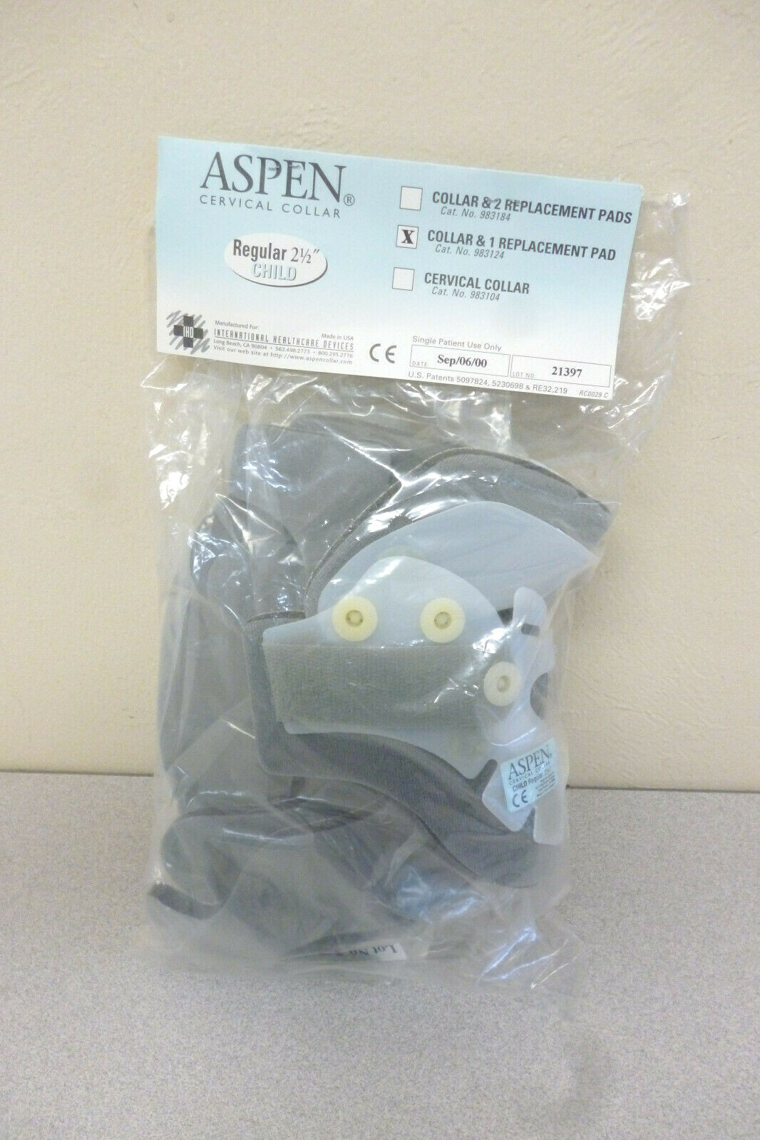 New Aspen Child Regular 2.5″ Cervical Collar & 1 Replacement Pad Set 983124