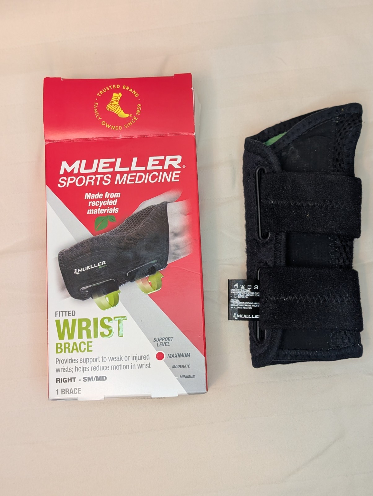 MUELLER Sports Medicine Fitted Wrist Brace – Right, SM/MD – 1 Brace