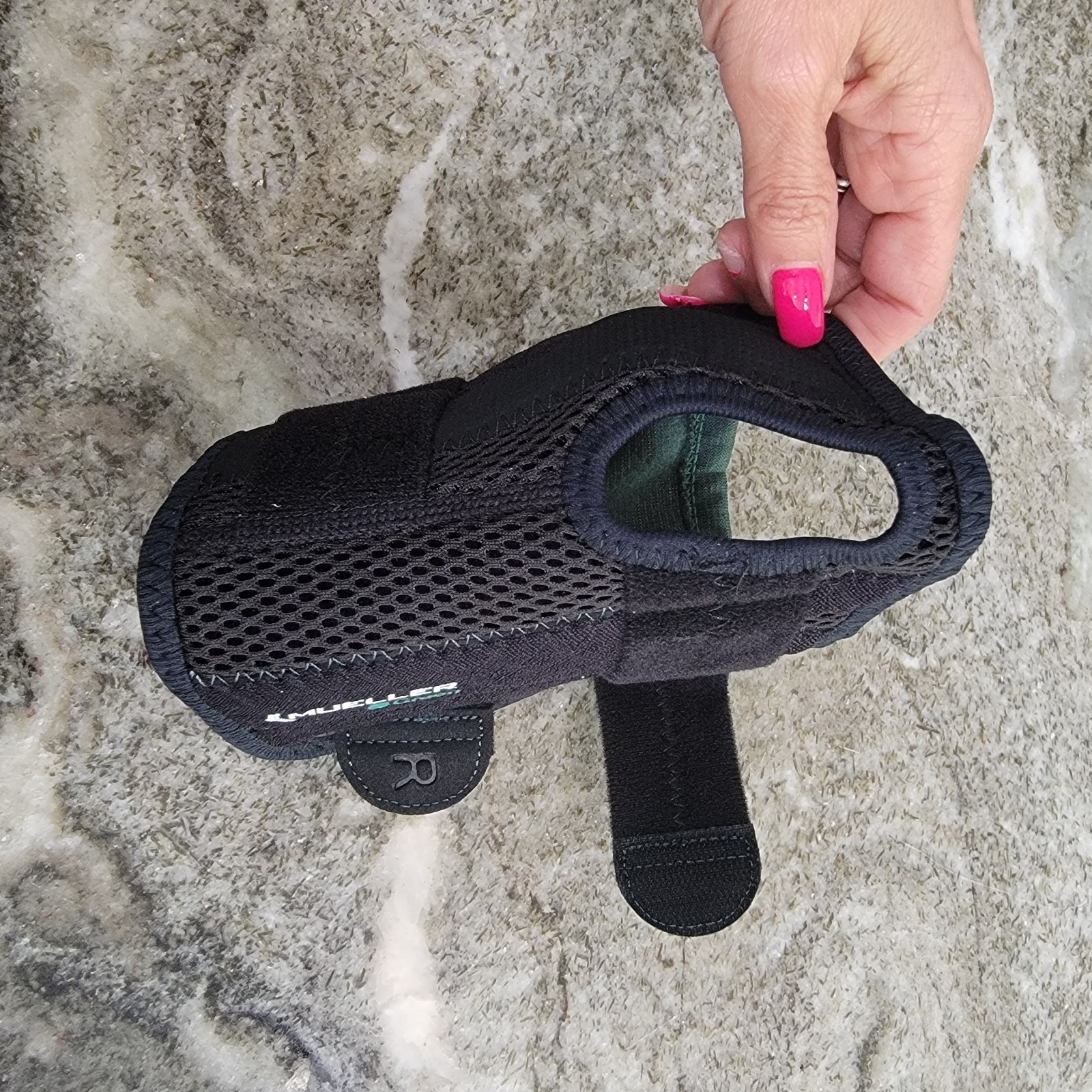 Mueller Sports Medicine Green Right Wrist Brace OSFM Black