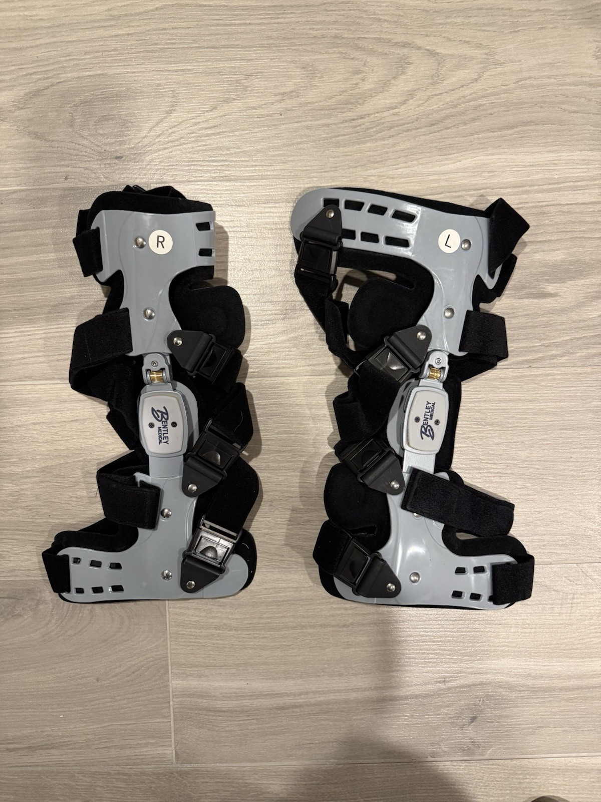 Bentley Medical Universal Knee Brace 1 LEFT & 1 RIGHT Comfortland Brace LG NEW