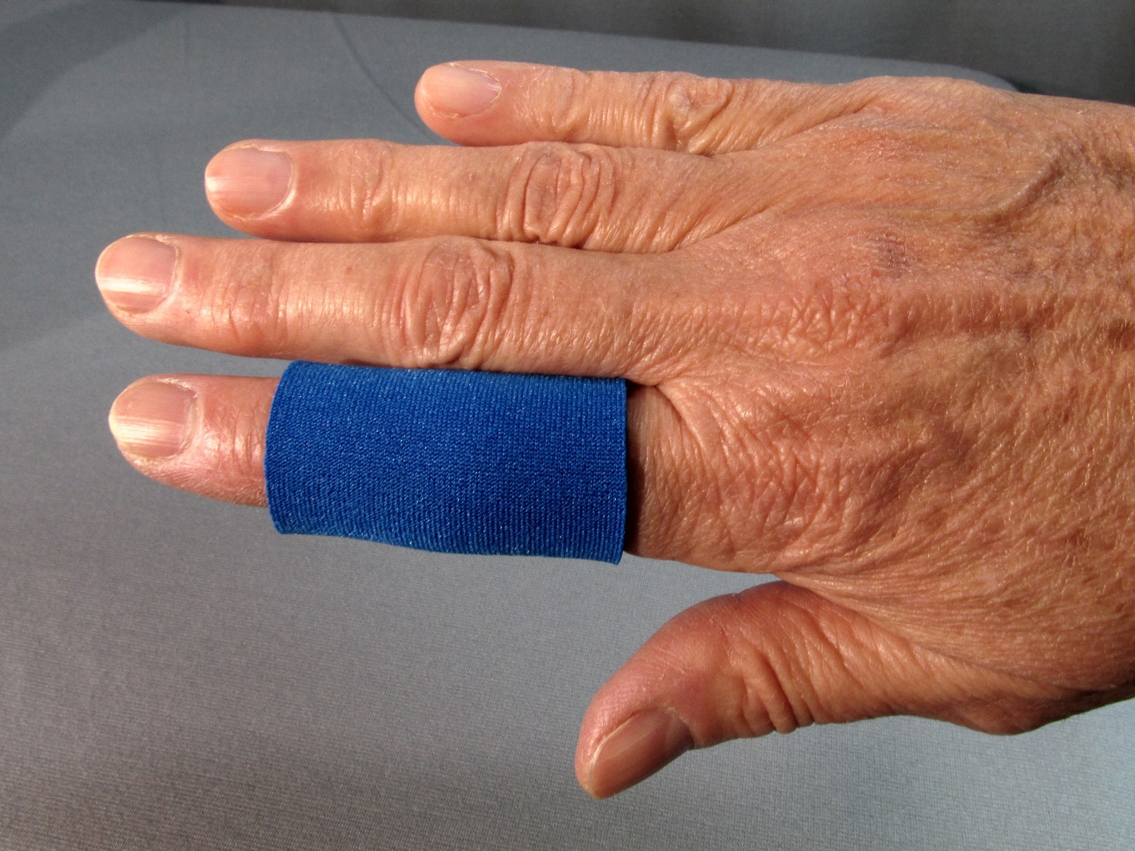 Finger brace for arthritis pain relief. The Finger Buddy.