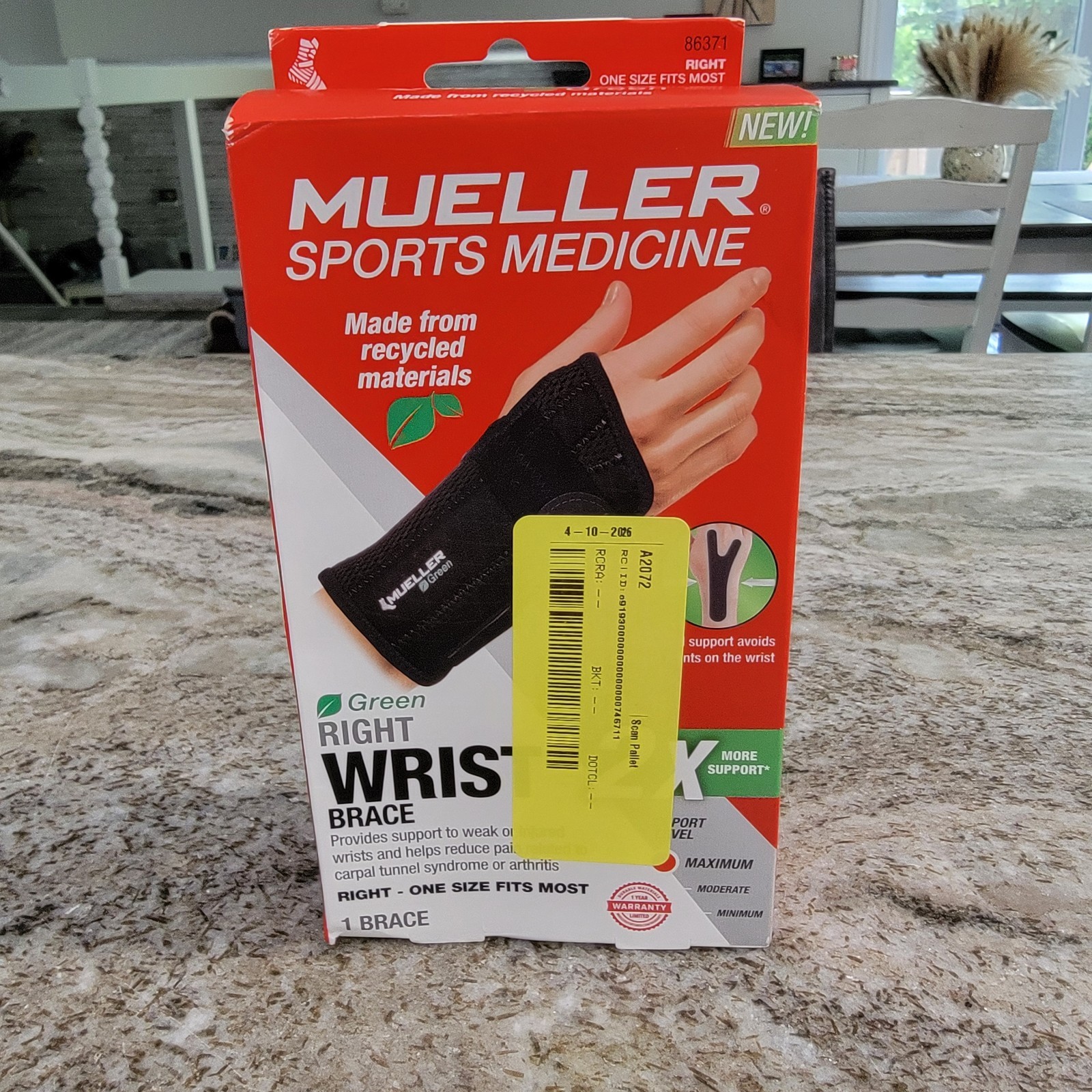 Mueller Sports Medicine Green Right Wrist Brace OSFM Black