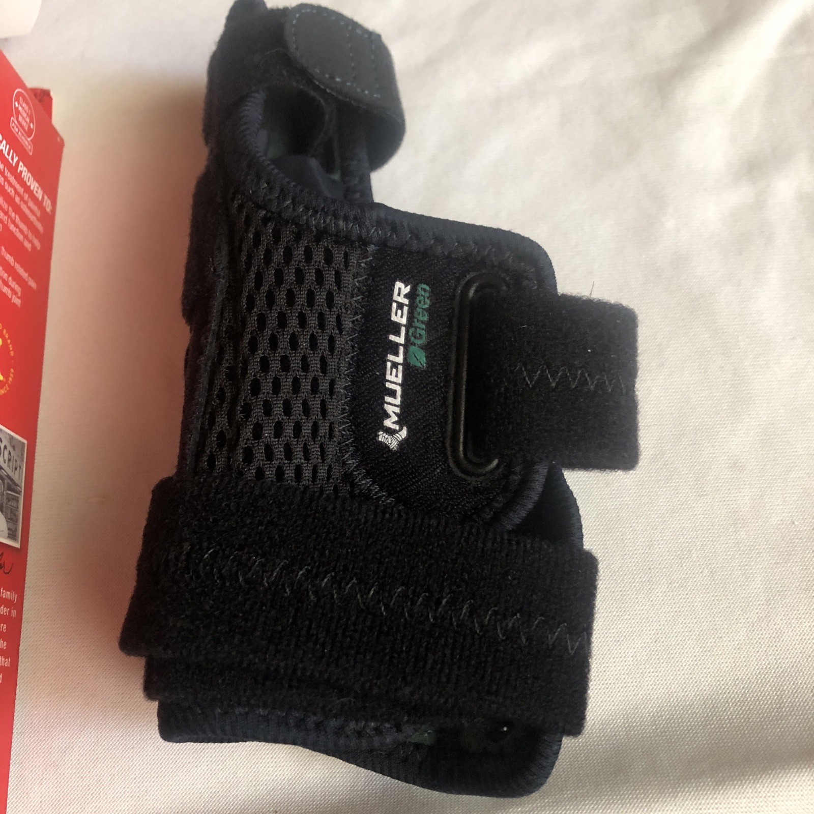 MUELLER Sports Medicine REVERSIBLE THUMB STABILIZER Black