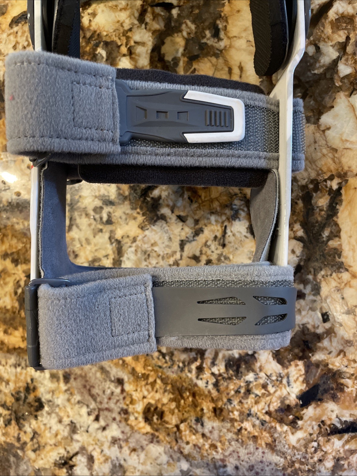 New Unworn DonJoy Renegade Knee Brace Right MD Medium