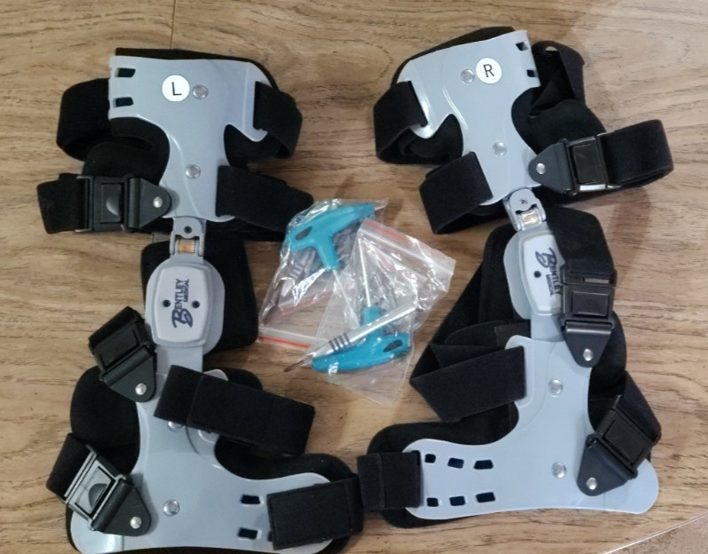 Bentley T51 Universal Knee Brace Set