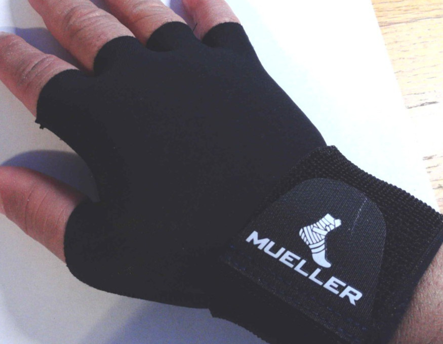 Mueller Sports Medicine Compression Support Aching Hand Black Glove Left Right