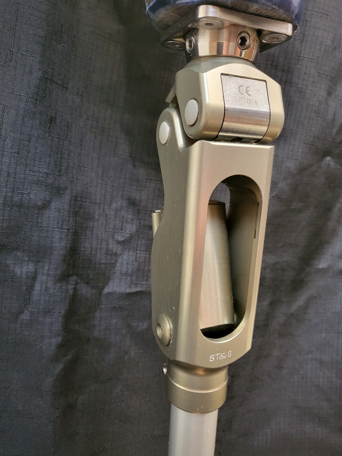 PROSTHETIC LEG, PNEUMATIC SINGLE AXIS WEIGHT-ACTIVATED LOCK KNEE, CARBON FIBER