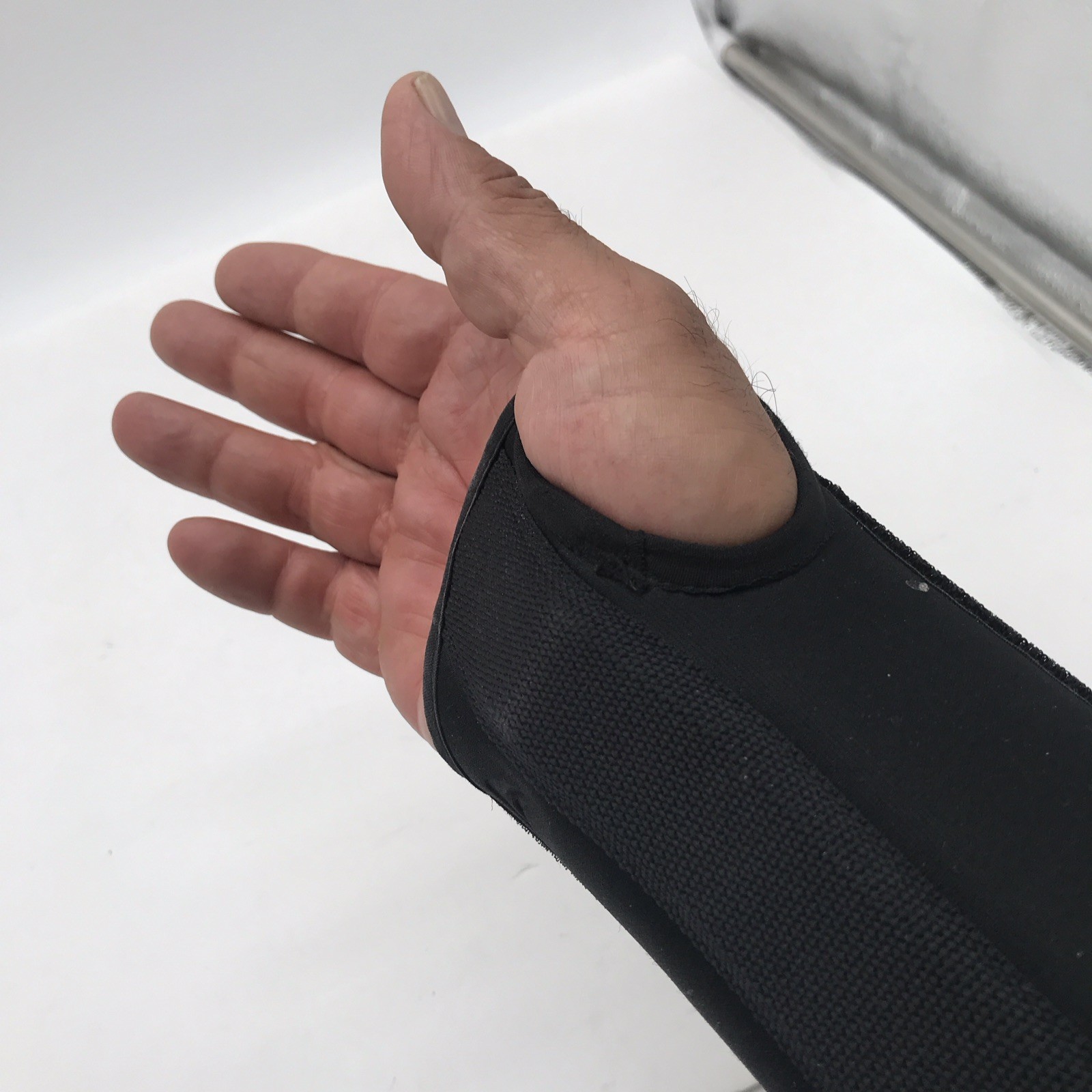Formfit Small Adjustable Wrist Brace for Stabilization, Black/Blue