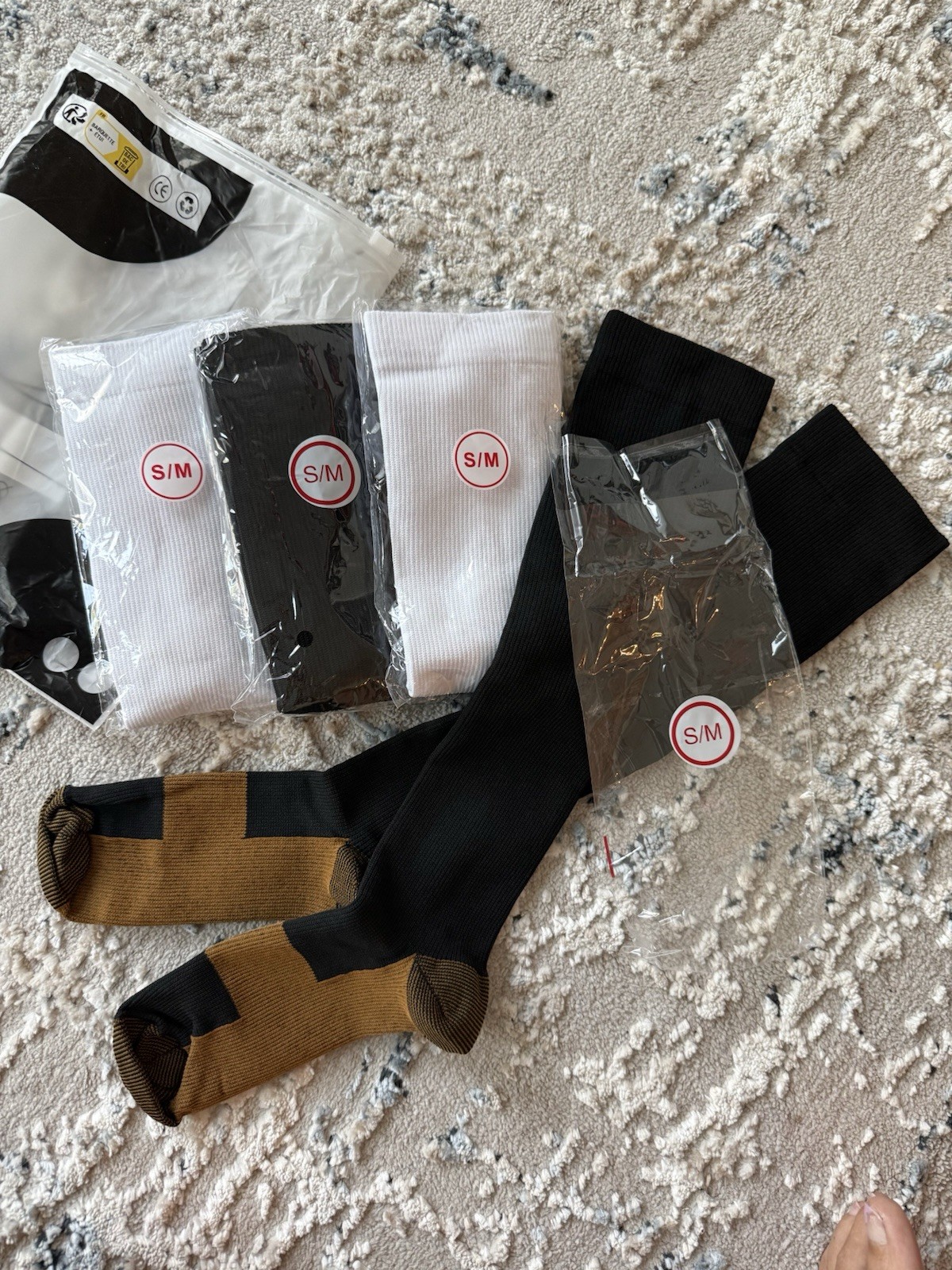 New 4 pair compression socks 2 White And 2 Black S/M Isunie