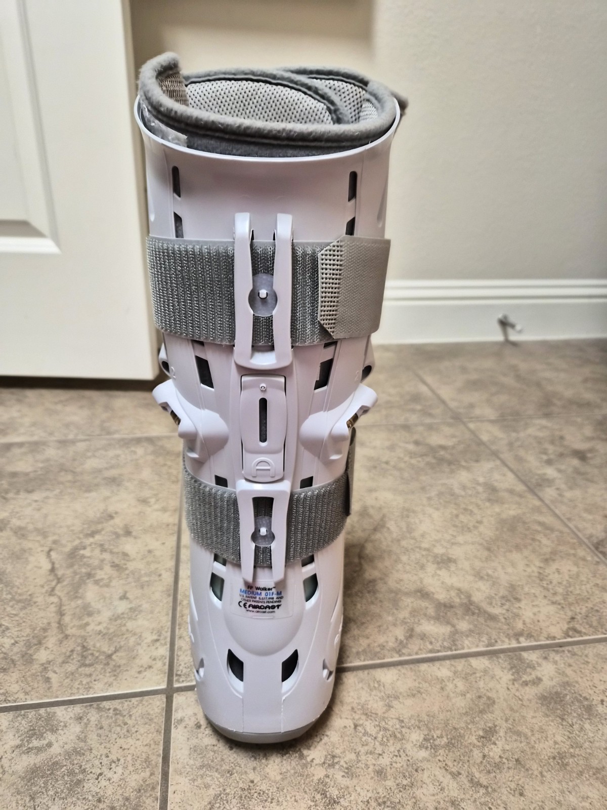 Aircast FP Walker Medium 01F-M Walking Boot Medium and hand pump