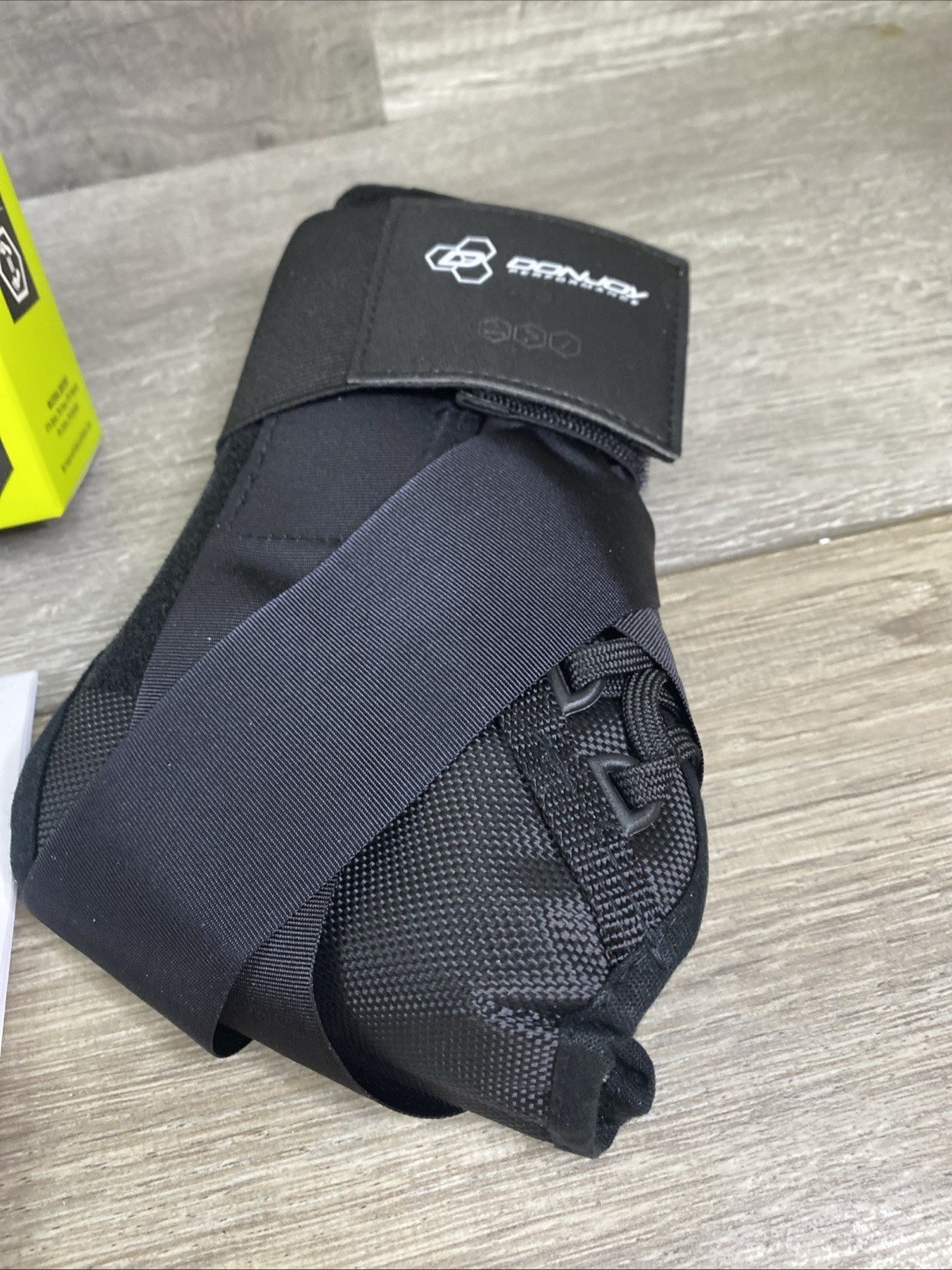 DonJoy Performance 🦶Size M Medium 12″-13″ Lace-Up Ankle Brace Stabilizer