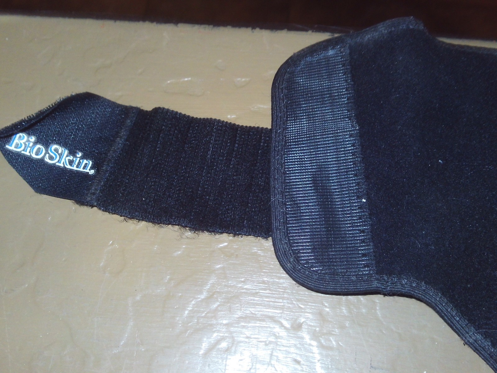 FOOTBALL KNEE BRACE BIOSKIN W/METAL SUPPORT RODS EXCELLENT COND. FREE SHIPPING