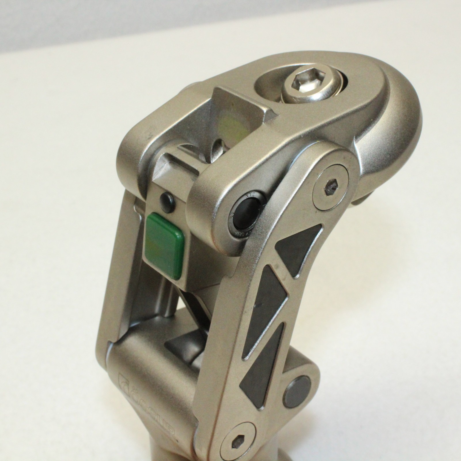 EXCELLENT OSSUR OFM1 BALANCE MECHANICAL POLYCENTRIC PROSTHETIC KNEE SYSTEM