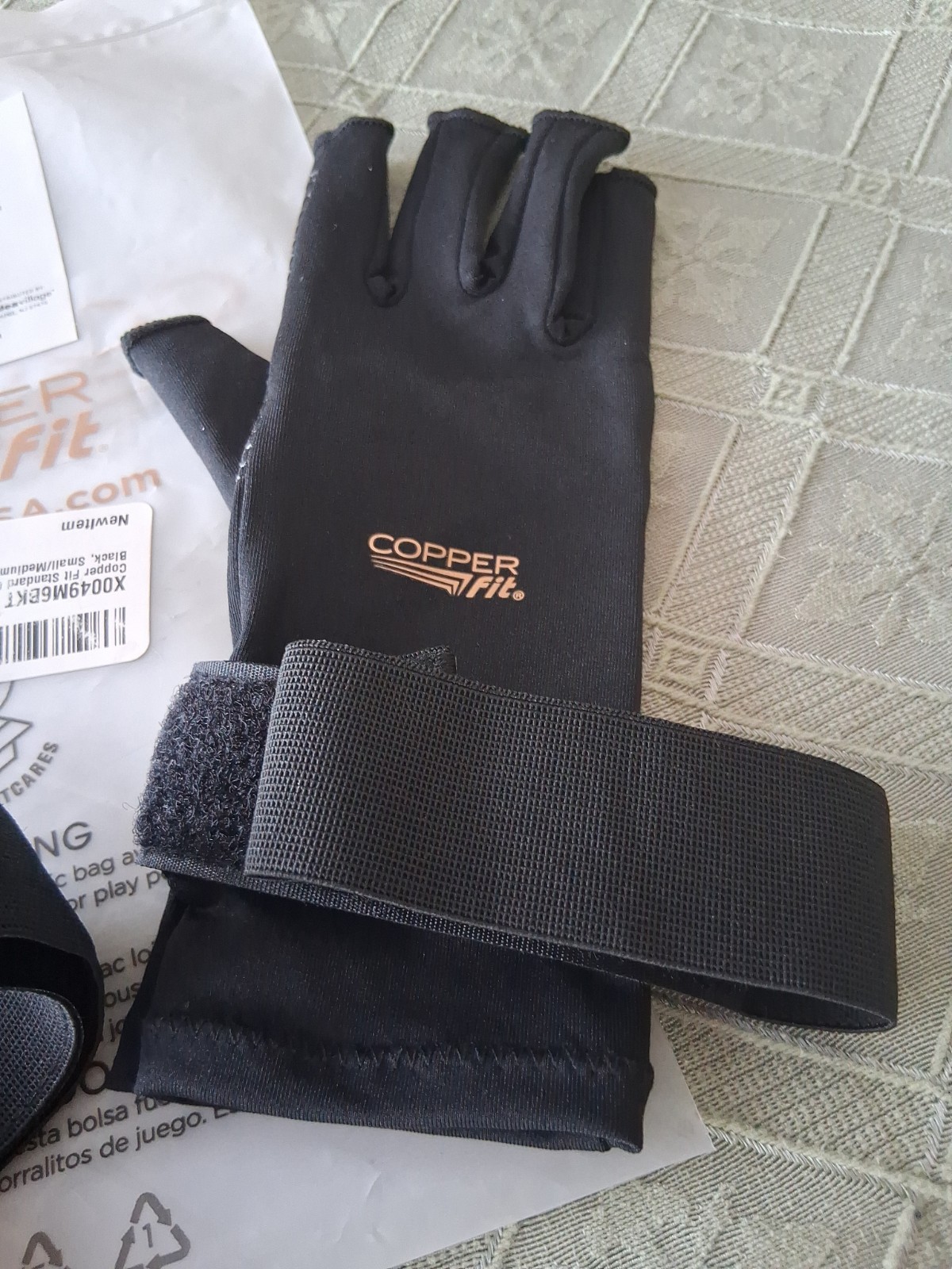Copper Fit Standard Compression Gloves-Size S/M-Black-Copper Infused-Pain Relief