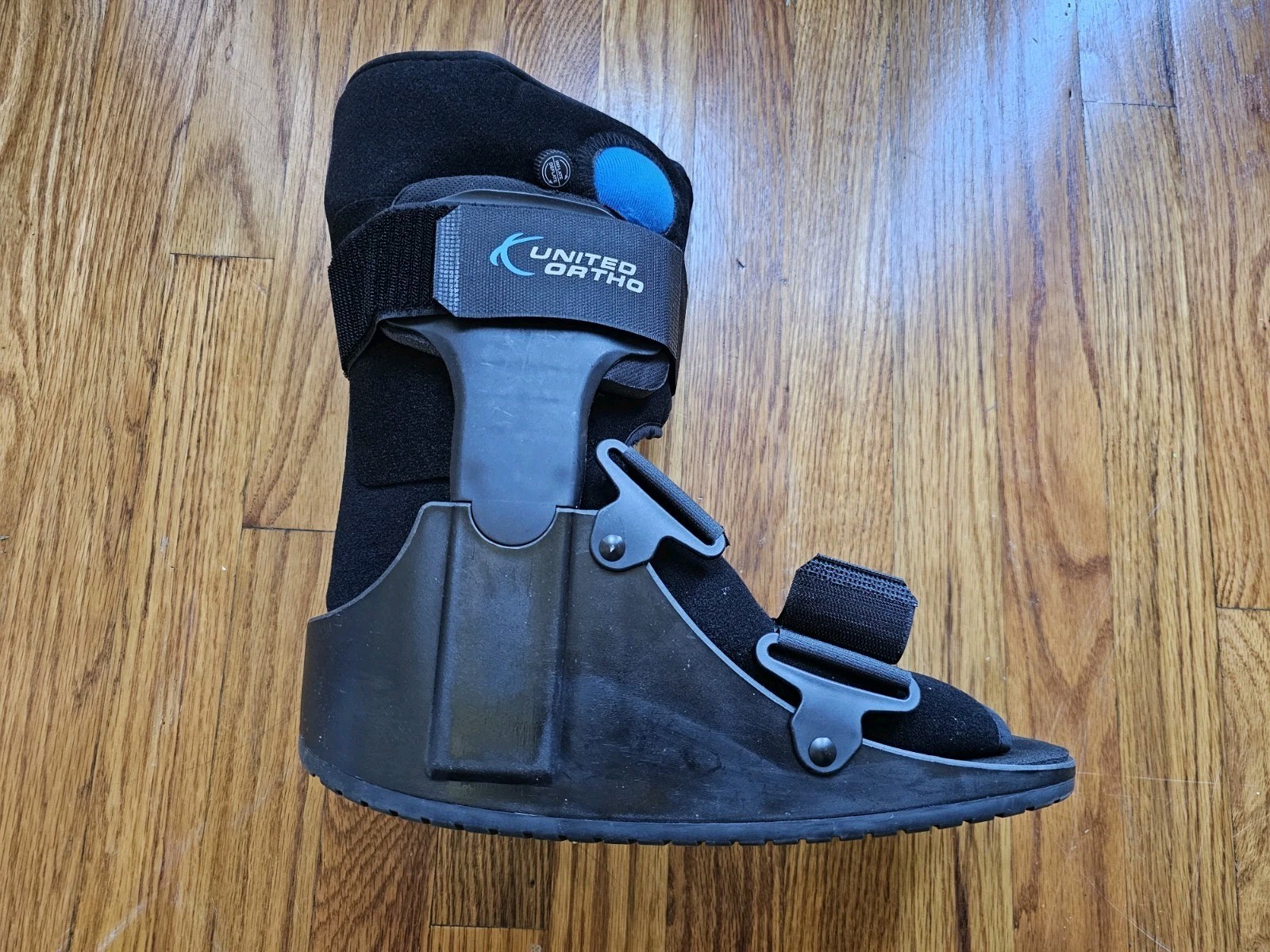 United Ortho Short Air Cam Walker Fracture Boot, Large, Black *Light Use*