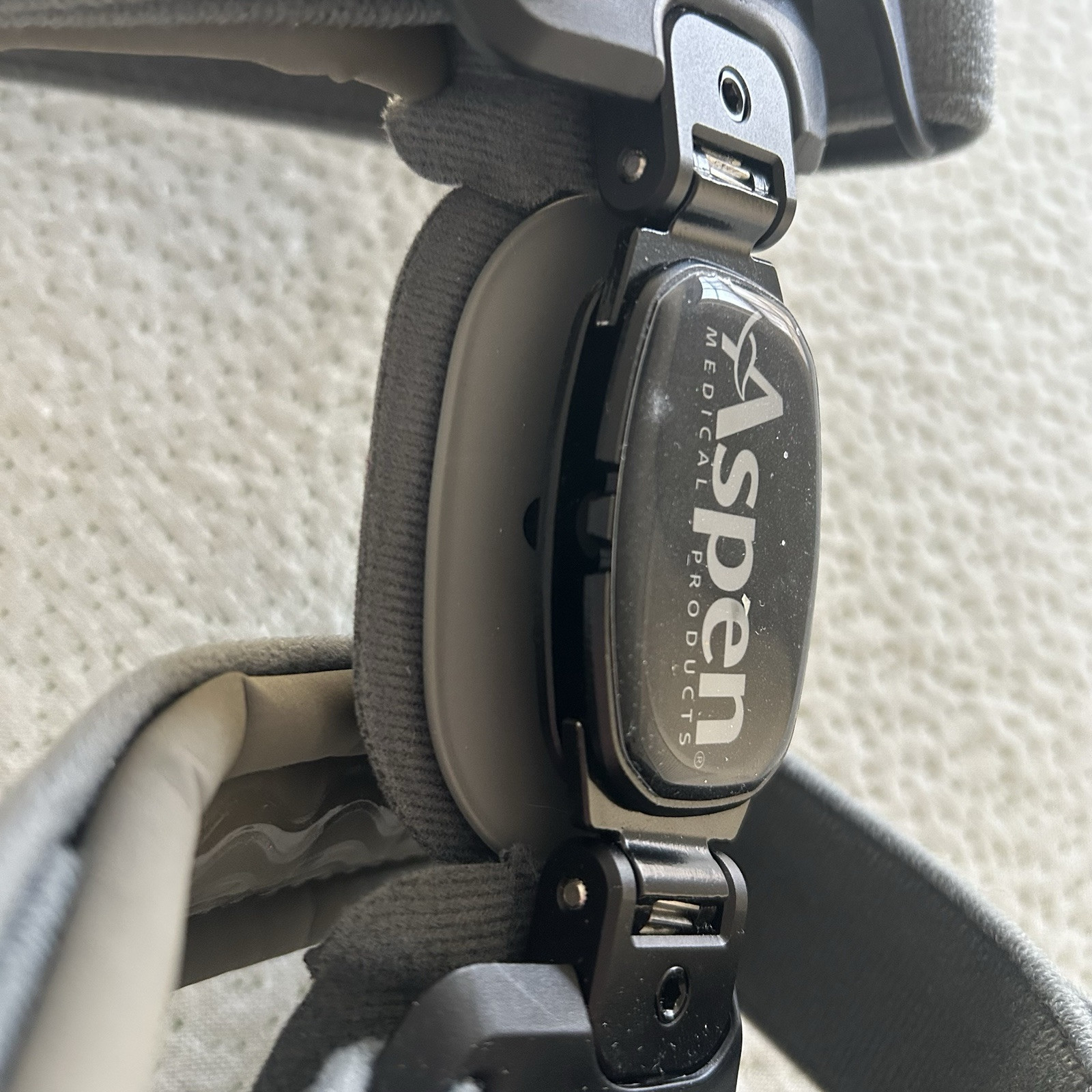 Aspen OA Knee Brace 4 Strap Support Right Knee Adjustable Comfort (NO KEY)