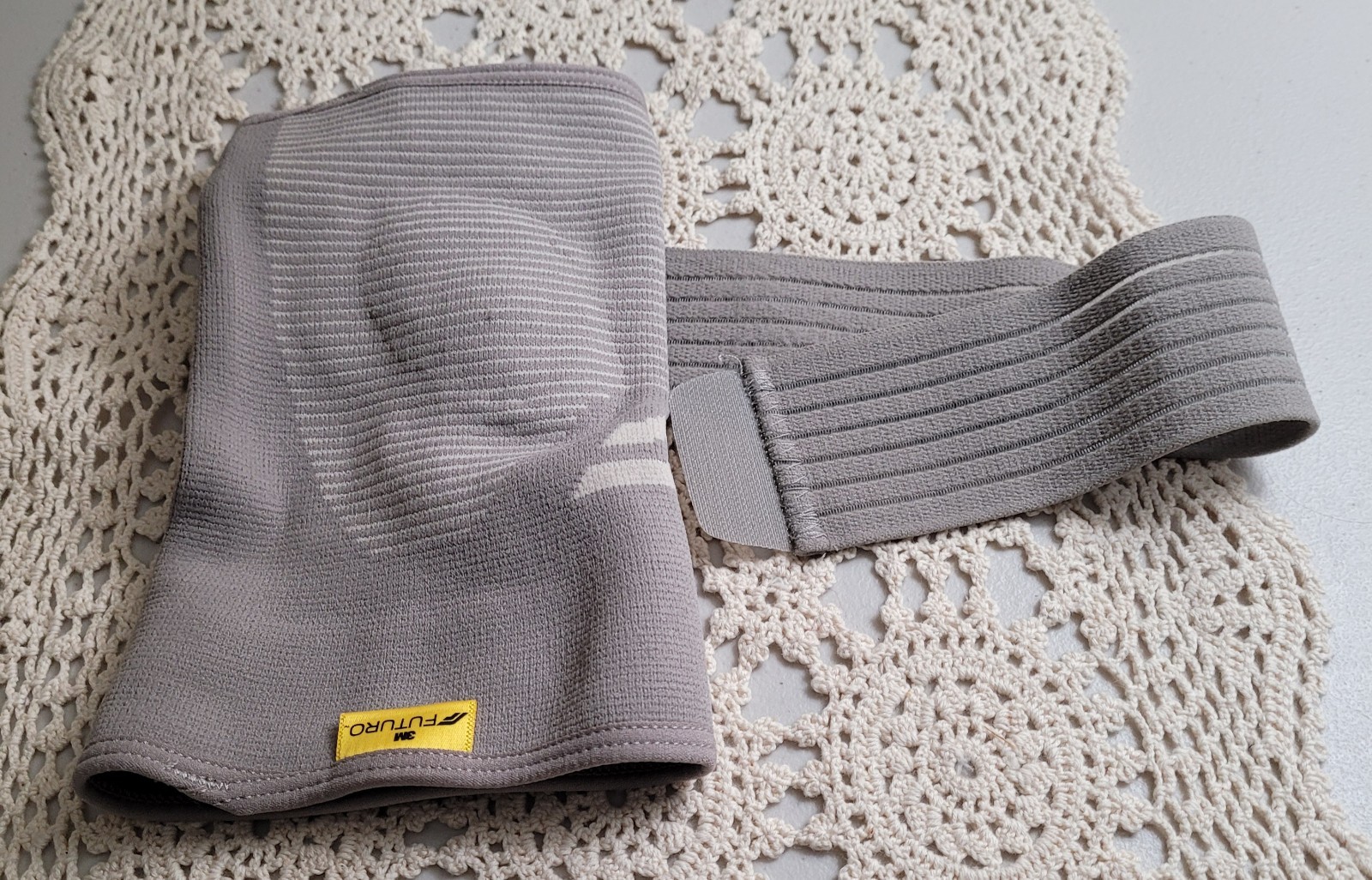 FUTURO Comfort Elbow Support with Pressure Pads, Medium 47862 – Moderate Support