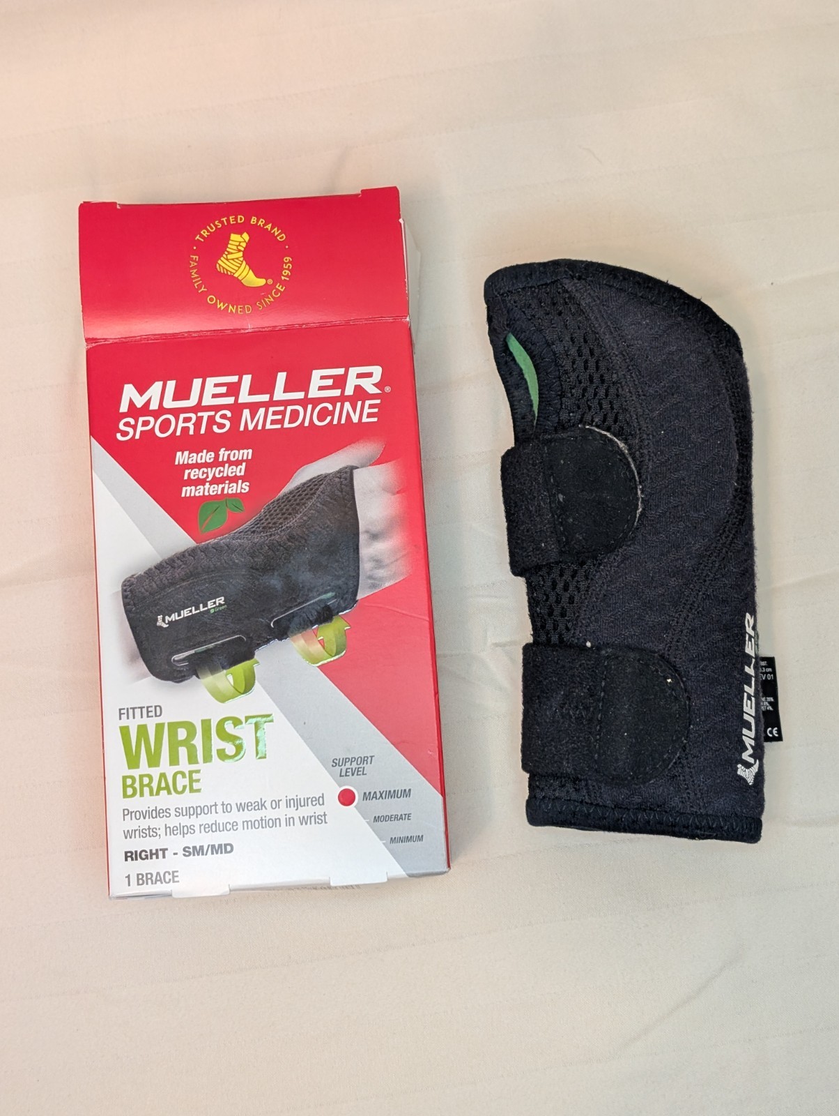 MUELLER Sports Medicine Fitted Wrist Brace – Right, SM/MD – 1 Brace