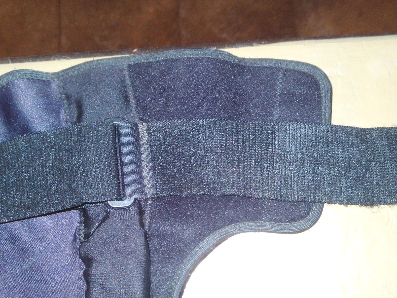 FOOTBALL KNEE BRACE BIOSKIN W/METAL SUPPORT RODS EXCELLENT COND. FREE SHIPPING