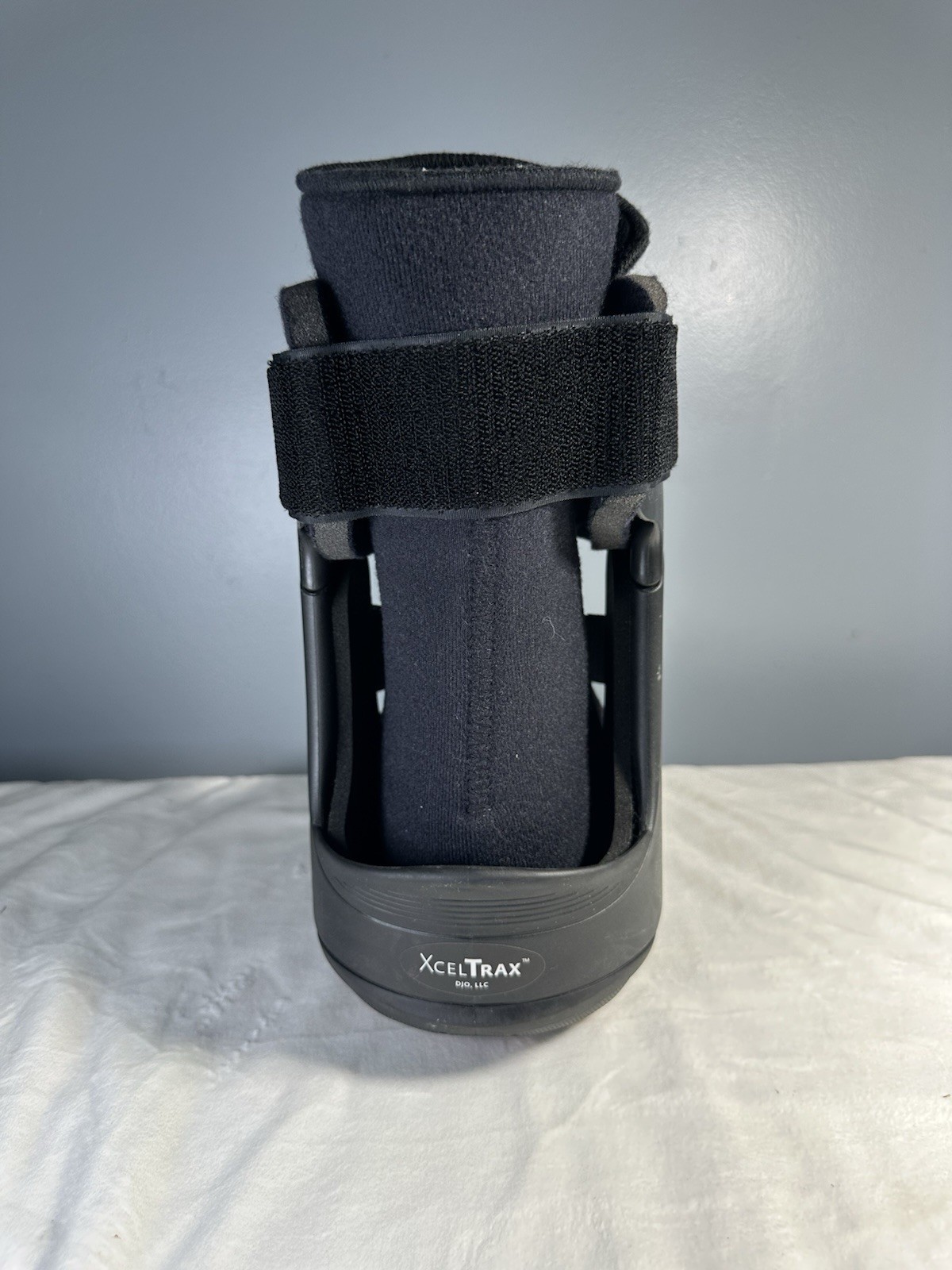 DJO XcelTrax Rehabilitation Ankle Boot Ankle Air Shock pod Walker Size Medium