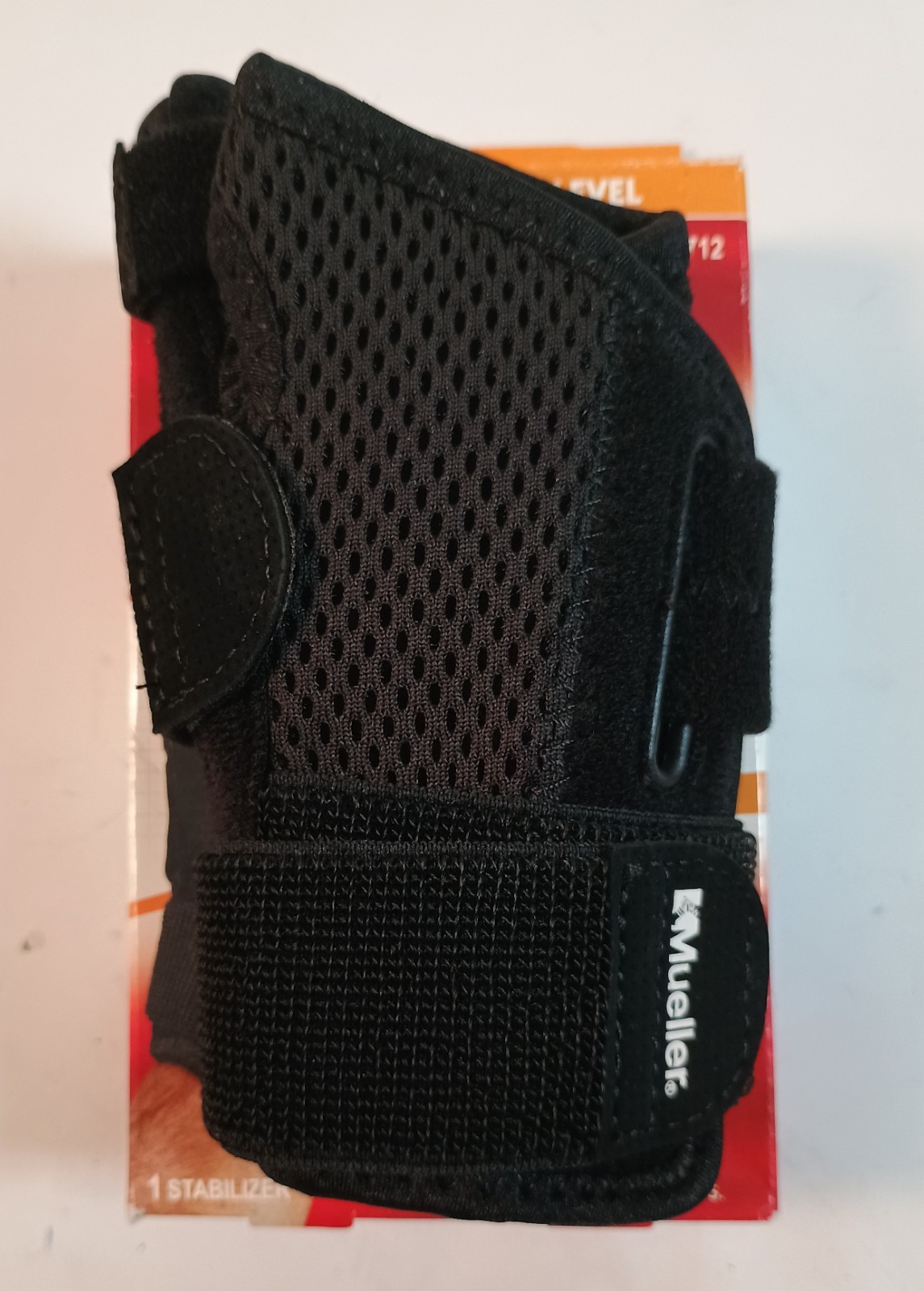 New, Boxed*Mueller Sports Medicine Reversible Thumb Stabilizer One Size*FREE S/H