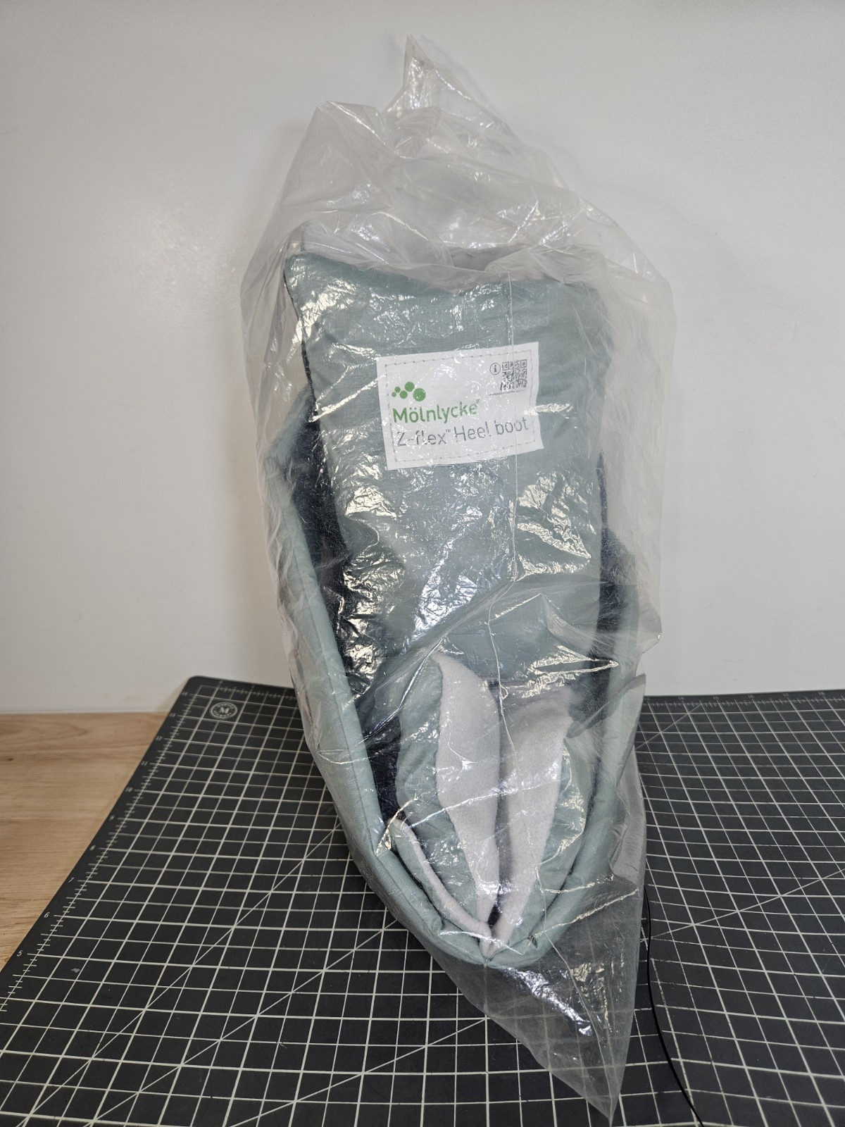 NEW Molnlycke Z-Flex Fluidized Heel Boot #1400123 Factory Sealed Exp 2028