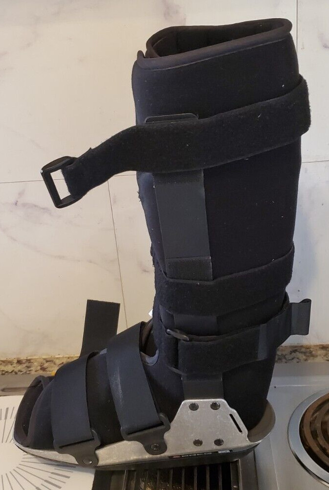 Breg Size Medium Full Shell Walker Orthopedic Boot 4 Strap