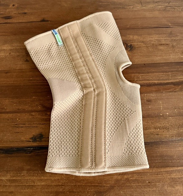 NIB Actimove Knee Support Brace Open Patella 4 Stays – Size M