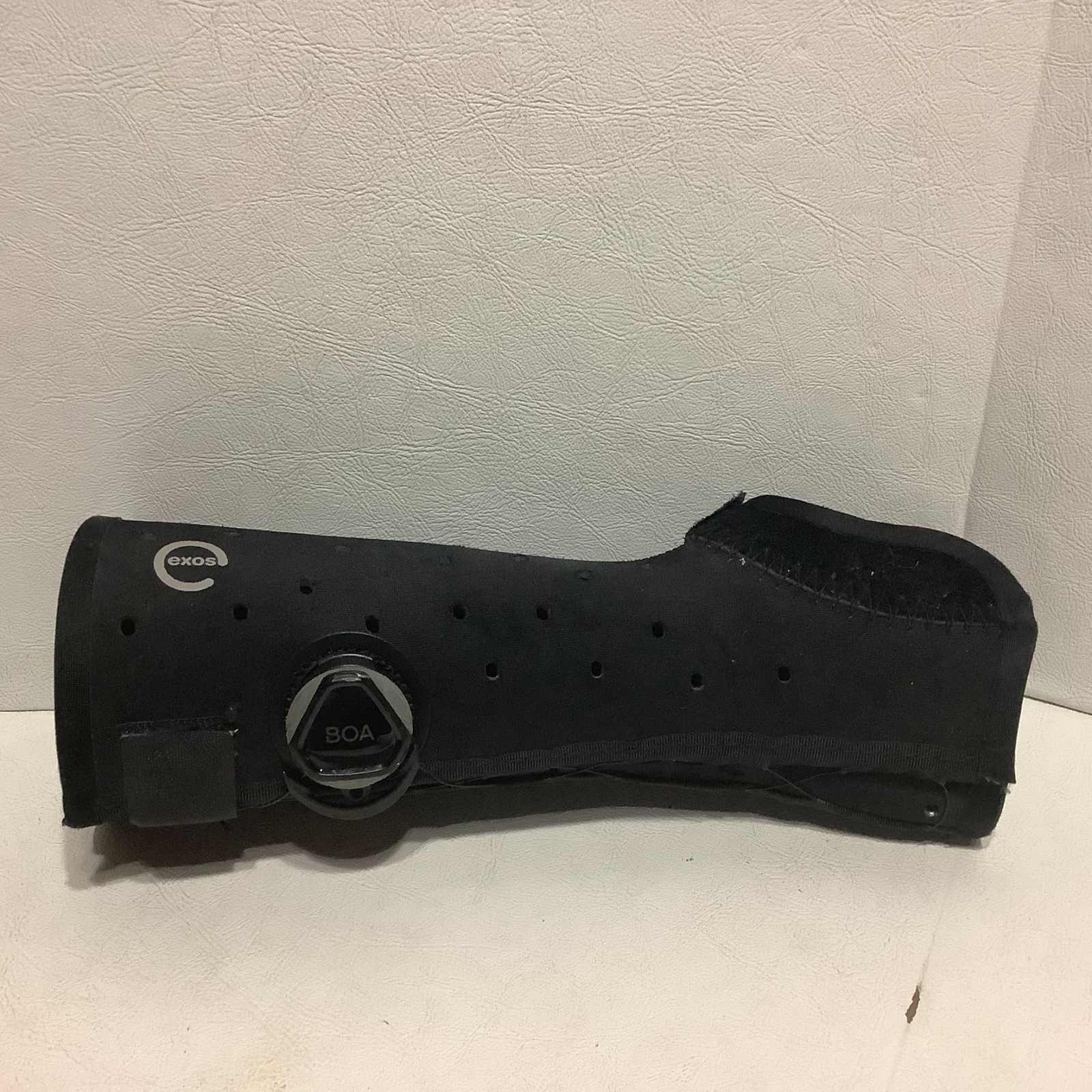 Exos Boa Wrist Fracture Brace Open Thumb Black Size Small Right Arm