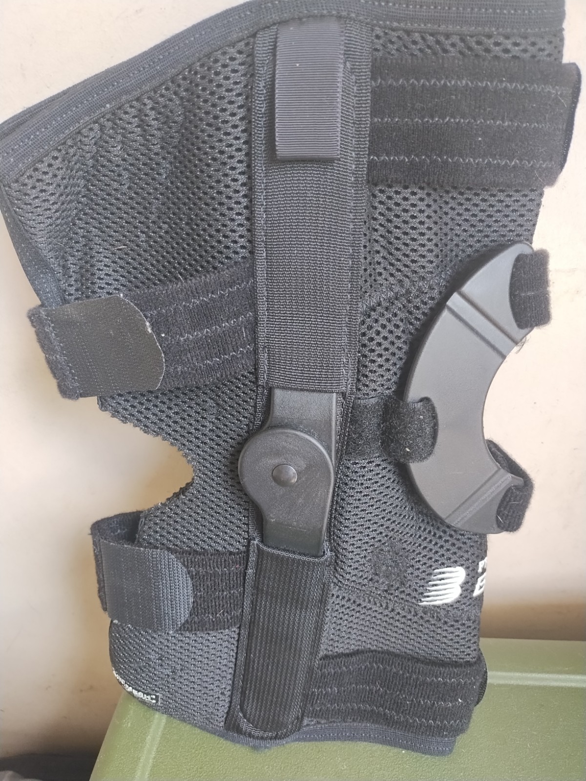 BREG (14201) Knee Brace Patellar Tracking Orthosis Size Large Right Side AirMesh