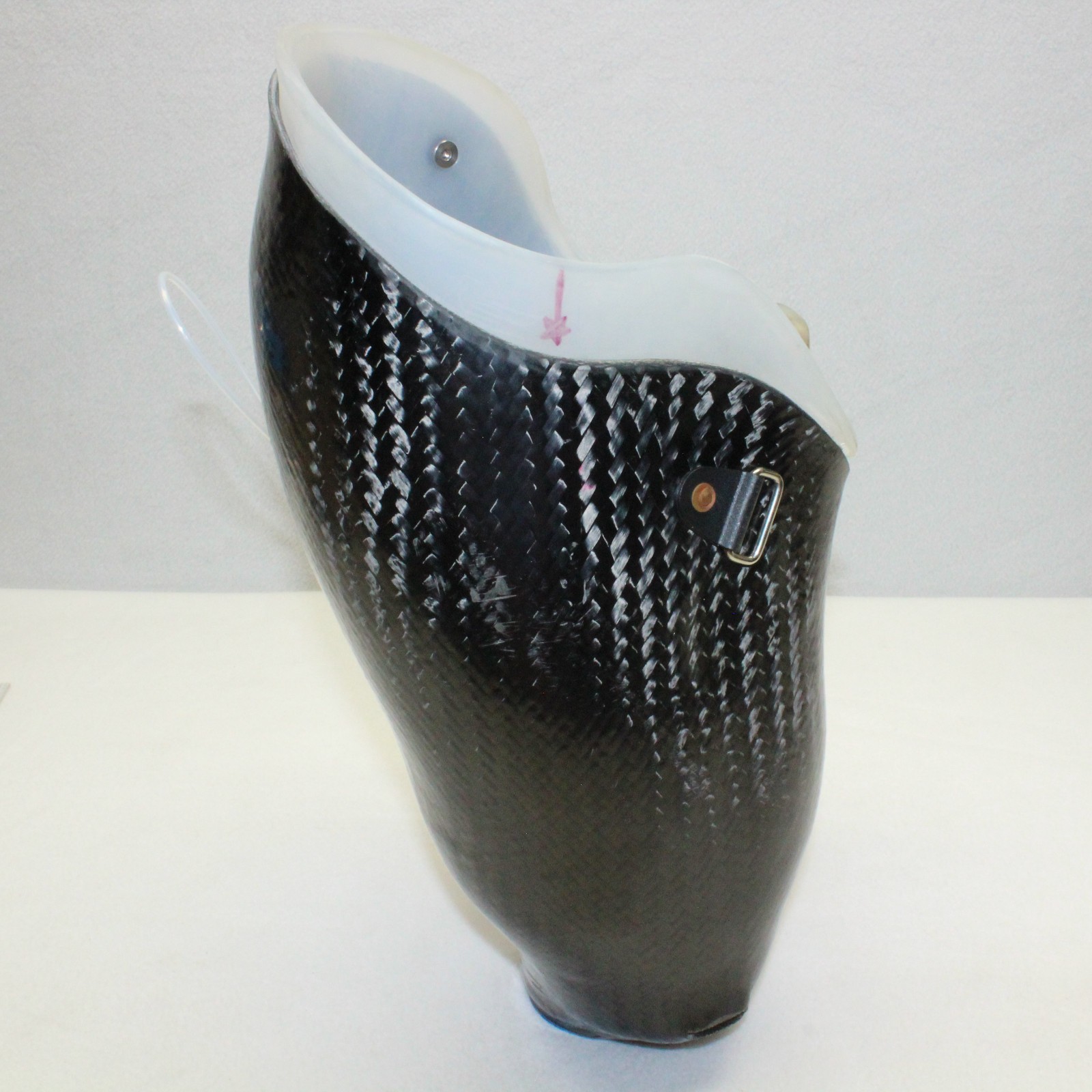 ABOVE KNEE CARBON FIBER PROSTHETIC LEFT LEG SOCKET OSSUR DISTAL~ W=6-7″ H=10-15″