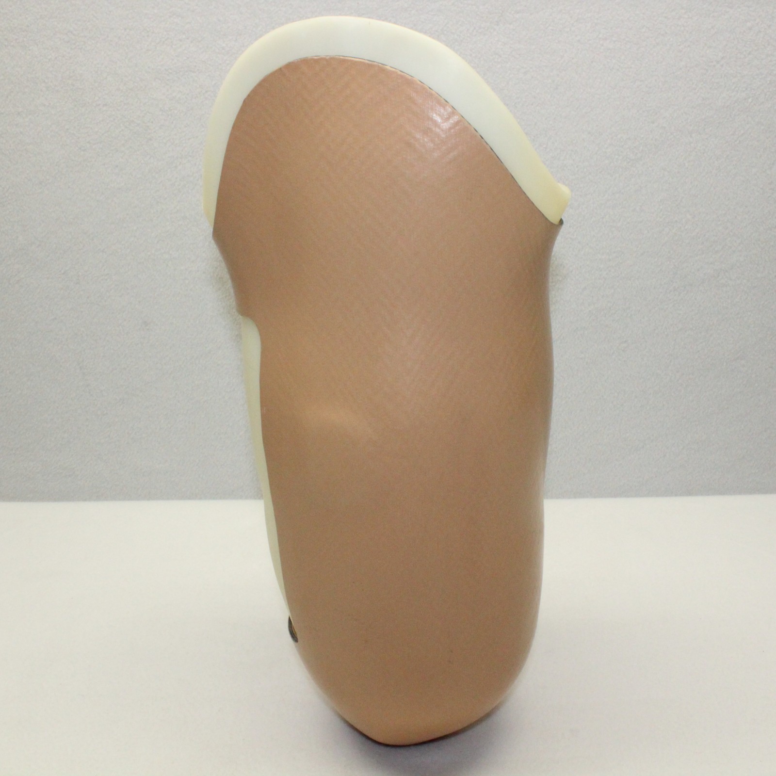 ABOVE KNEE PROSTHETIC RIGHT LEG SOCKET SYSTEM w/ VACUUM VALVE ~ W=5-6″ H=12-16″