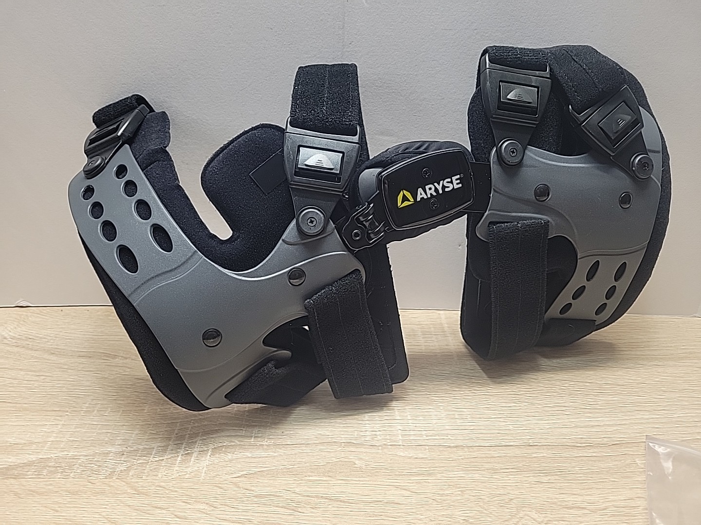 Aryse AY-43-R OA Adjustable Knee Brace – Universal Right Health Rehab W/ Tools