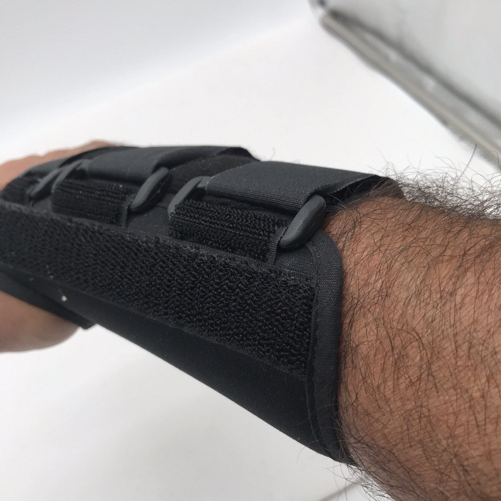 Formfit Small Adjustable Wrist Brace for Stabilization, Black/Blue