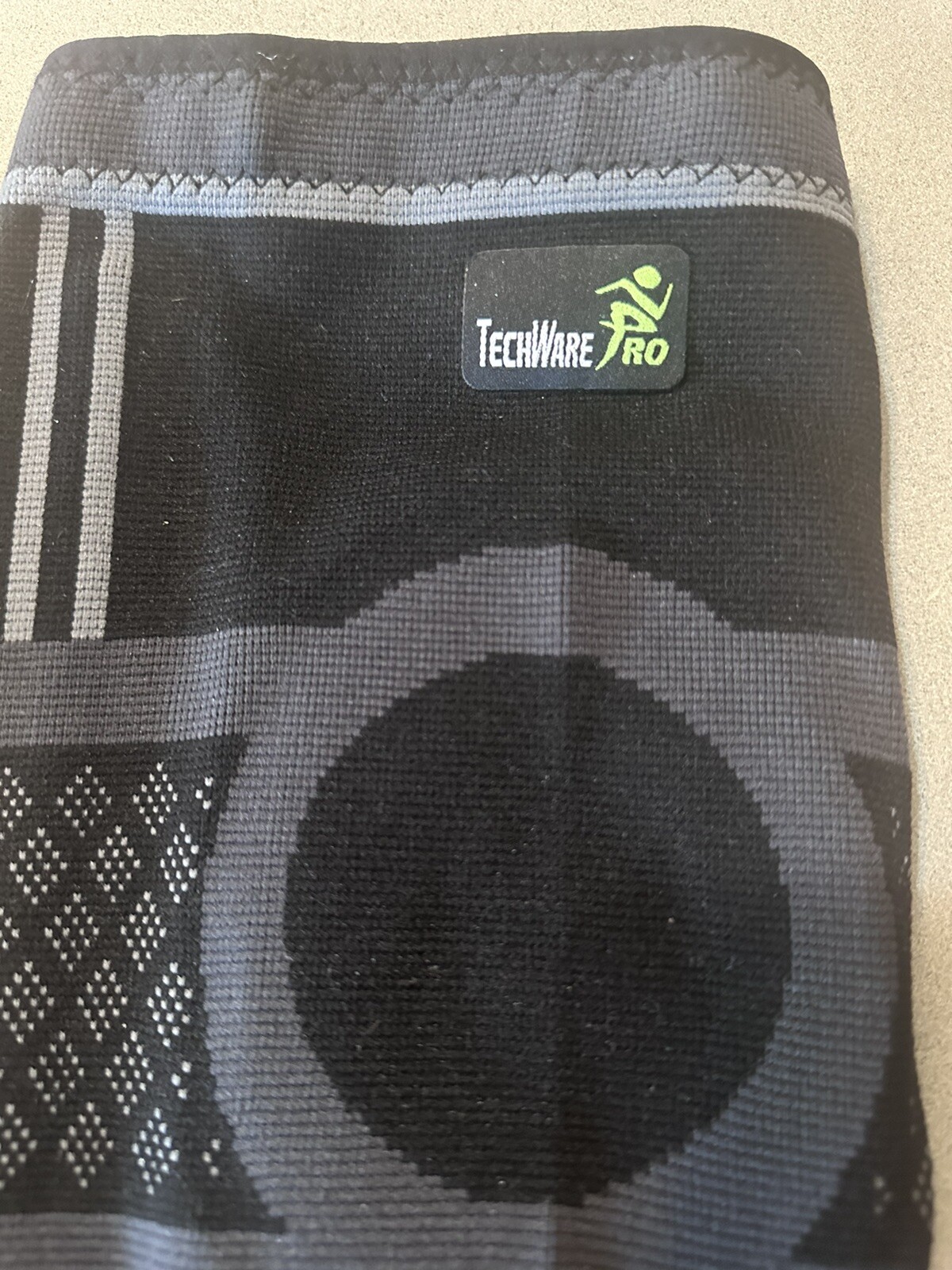TechWare Pro Knee Compression Sleeve – Knee Braces for Knee Pain. Knee Sleeve