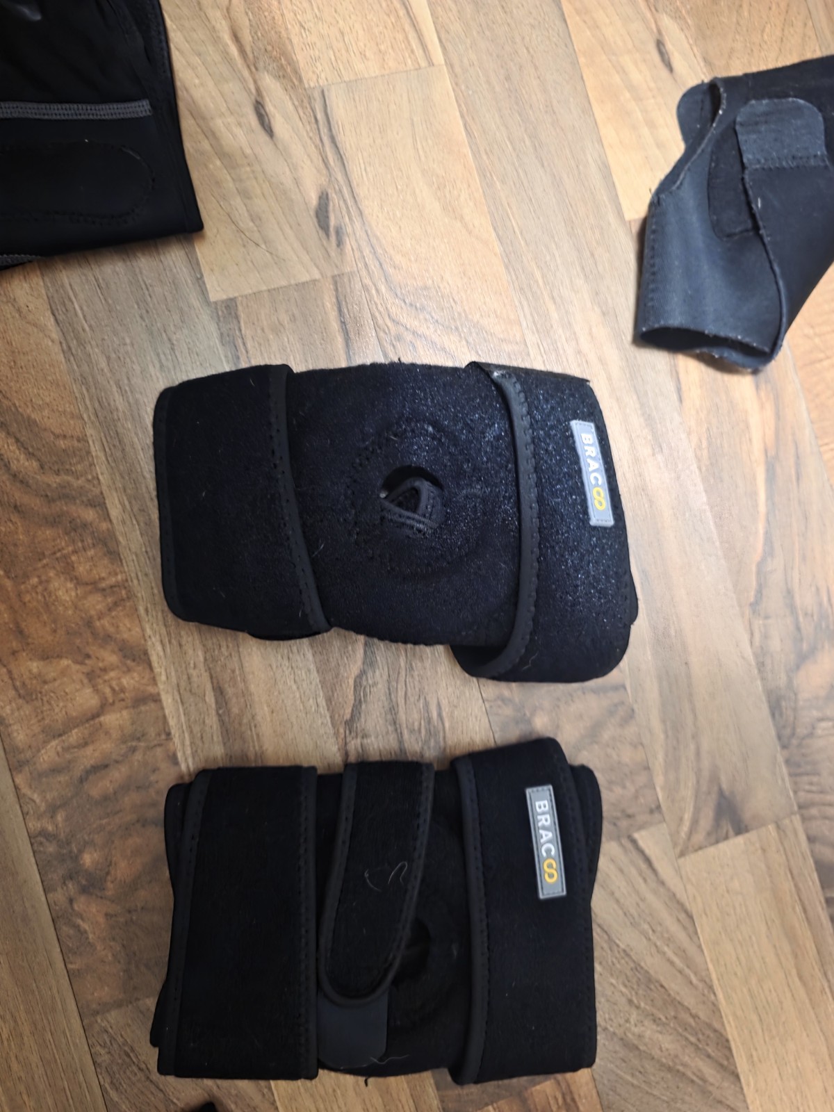 Bracoo 76640 knee Support, Open kneecap Stabilizer with Adjustable Strap