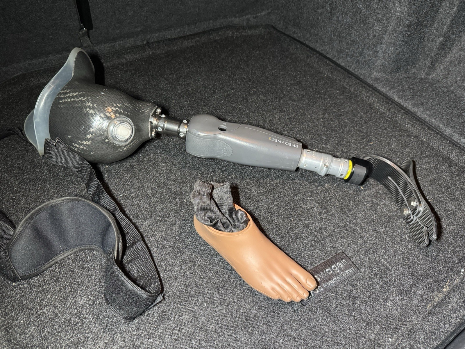 Above knee Ossur Rheo Prosthetic with Upper and Lower Attachments Right Leg