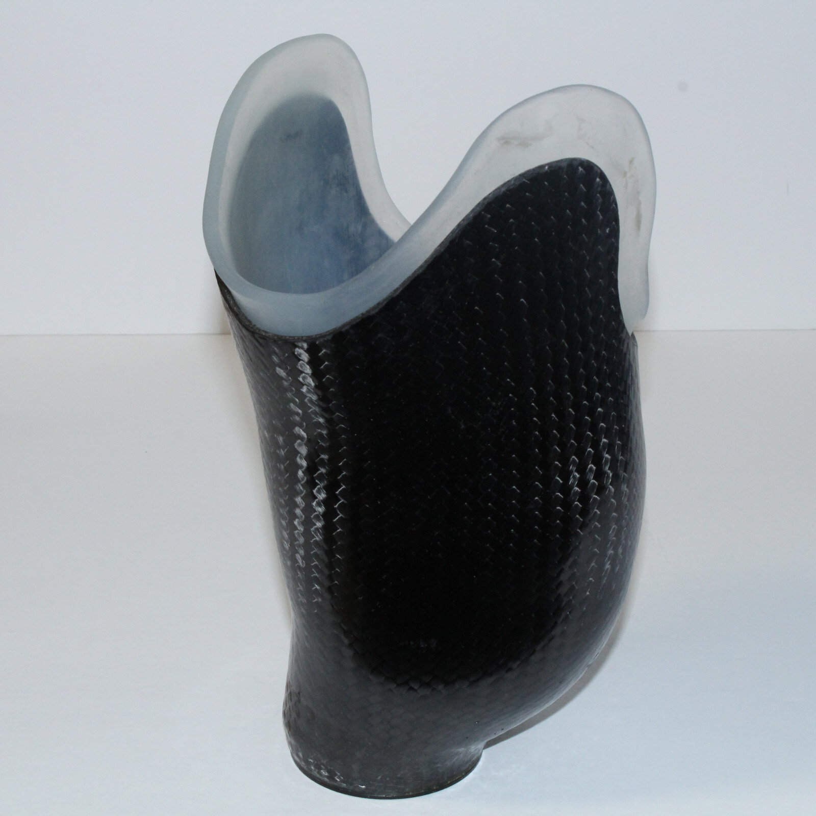 PROSTHETIC LEFT LEG SOCKET w EXPULSION VALVE and BASE PLATE / H = 10″ / D = 4.7″