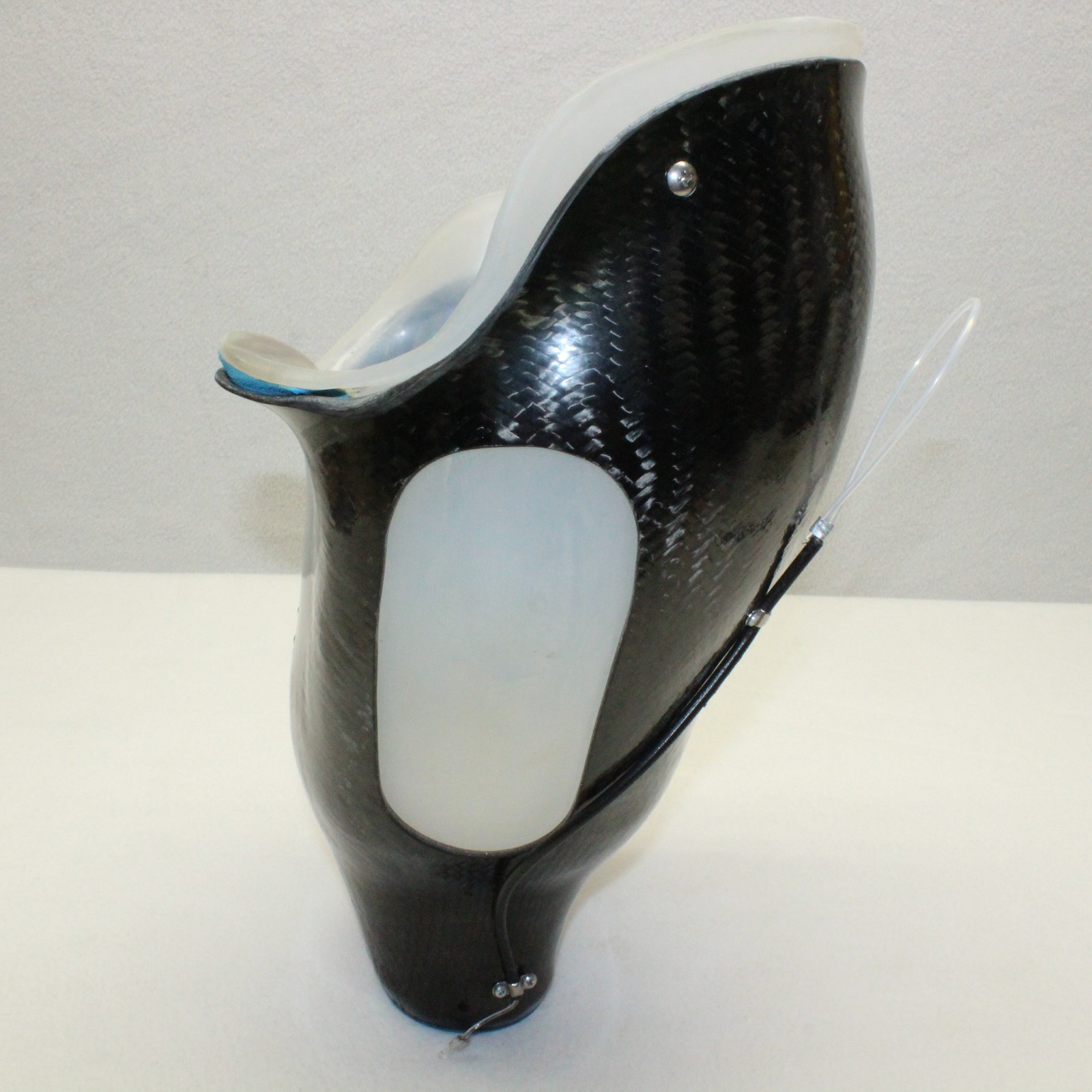 ABOVE KNEE CARBON FIBER PROSTHETIC LEFT LEG SOCKET OSSUR DISTAL~ W=6-7″ H=10-15″