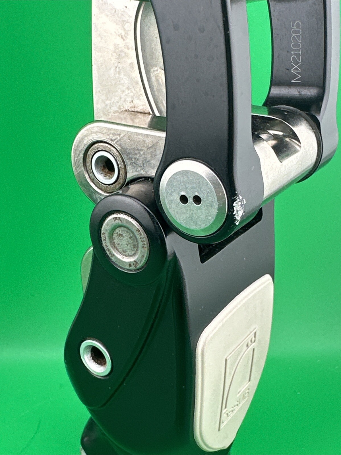 Ossur 1900 Prosthetic Knee. Comes W/ Pylon & Threaded Top Adapter