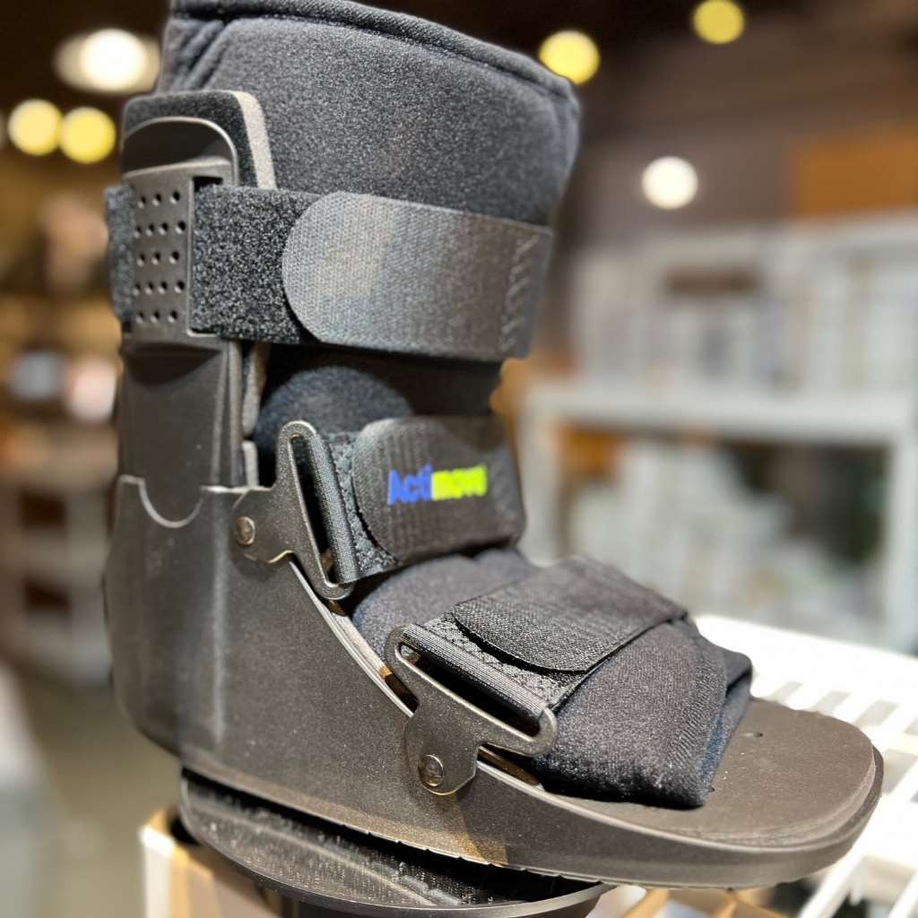 Actimove Standard Walker, Low Post Op -Black Large (Mens: 10.5 – 12.5; Womens: 1