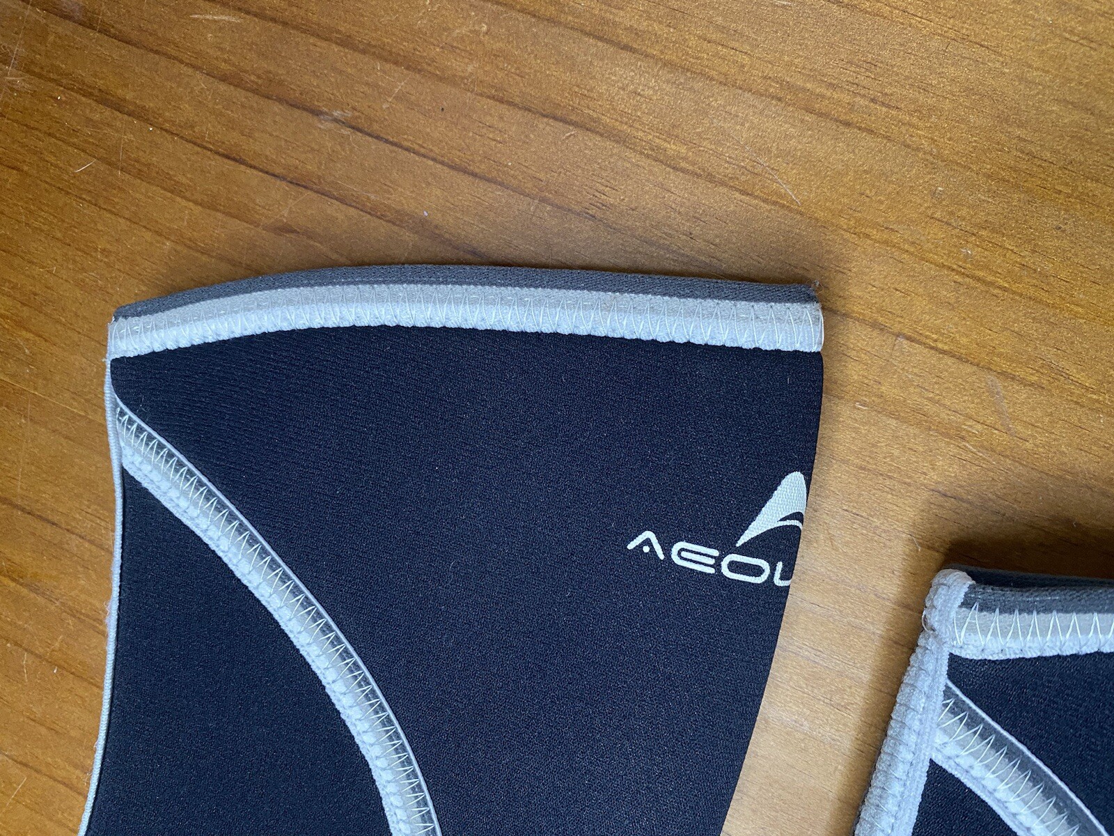 Aeolos Compression Knee Brace Size Small Set of 2