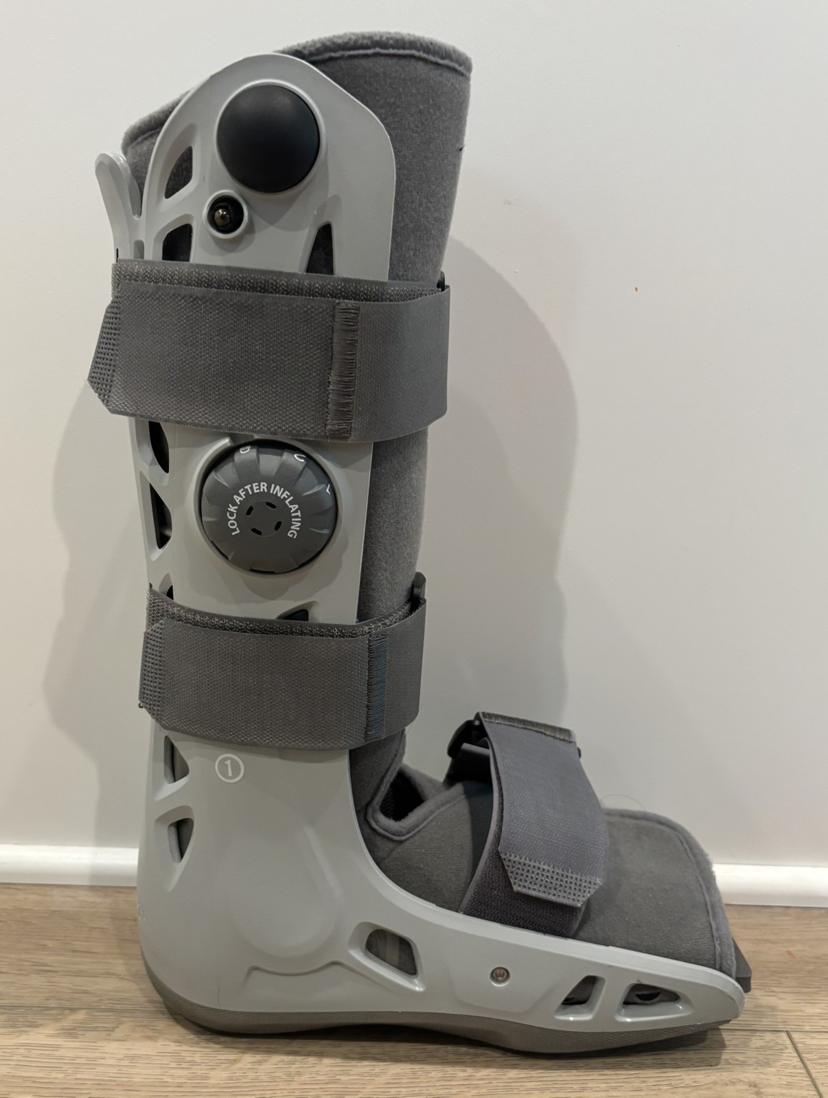 Aircast Walking Boot Size Medium – SoftStrike Pneumatic Walker Brace – EUC