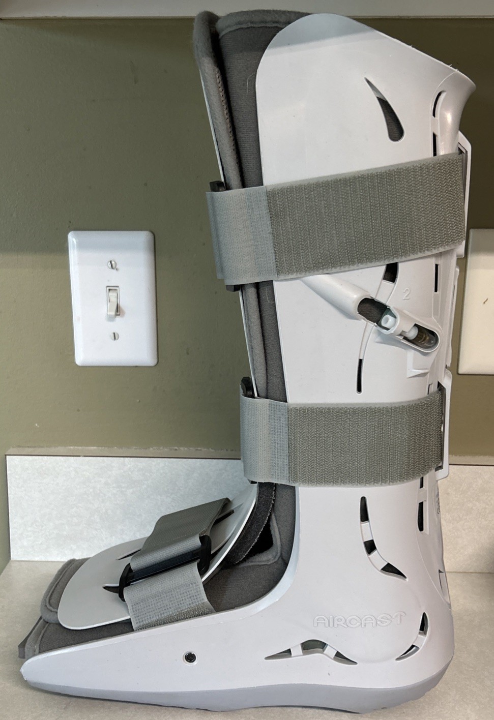 Aircast FP Walker Medium 01F-M Inflatable Deflatable Medical Walking Boot w/Pump