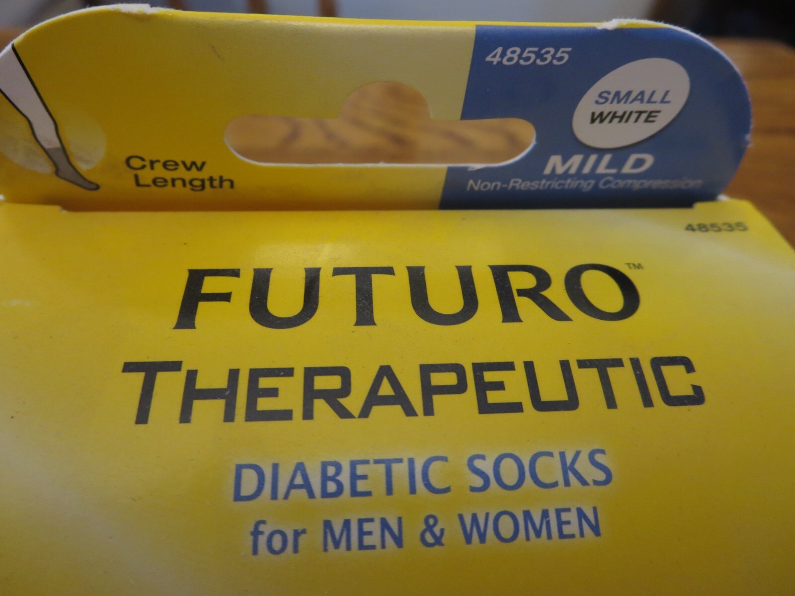 1 PR Futuro Therapeutic Diabetic Crew Socks Small White Mild Compression 48535